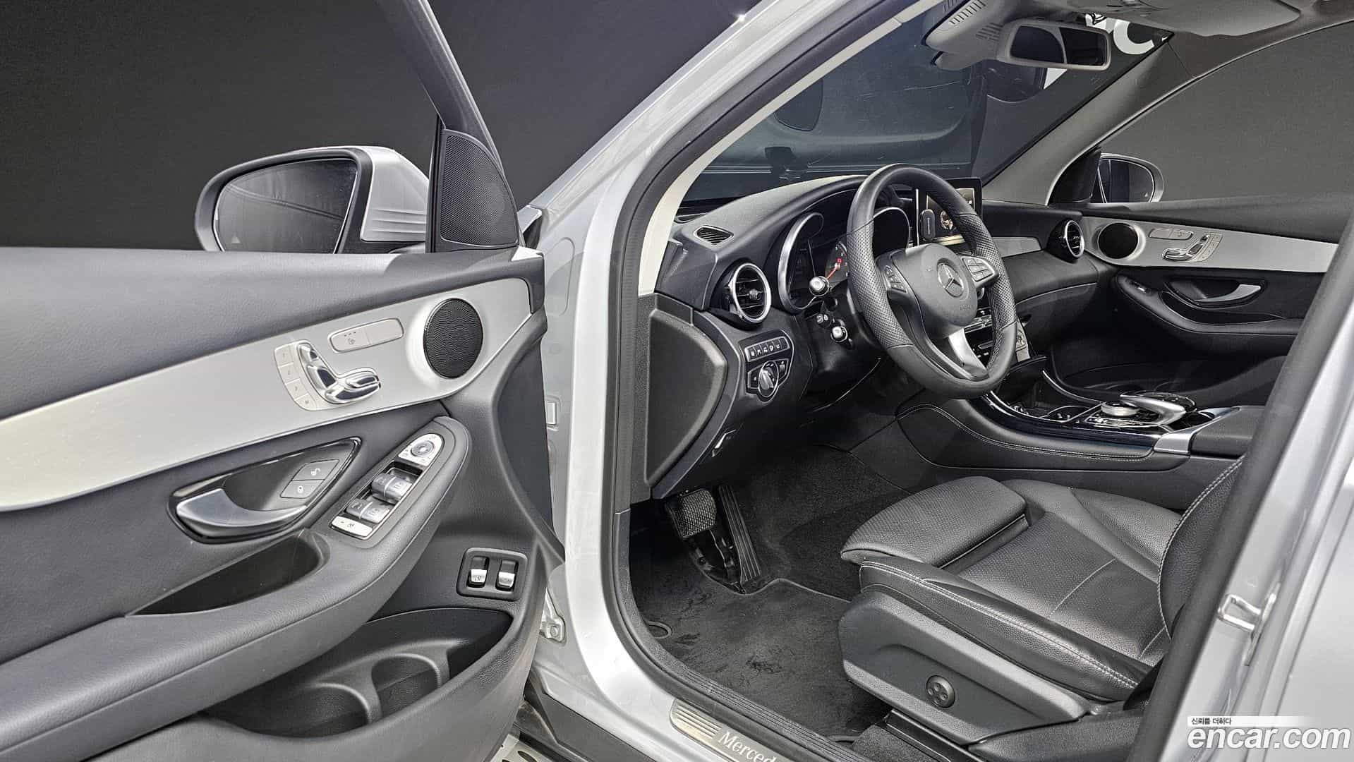 GLC-Class Mercedes-Benz 2018.10-INNER-010