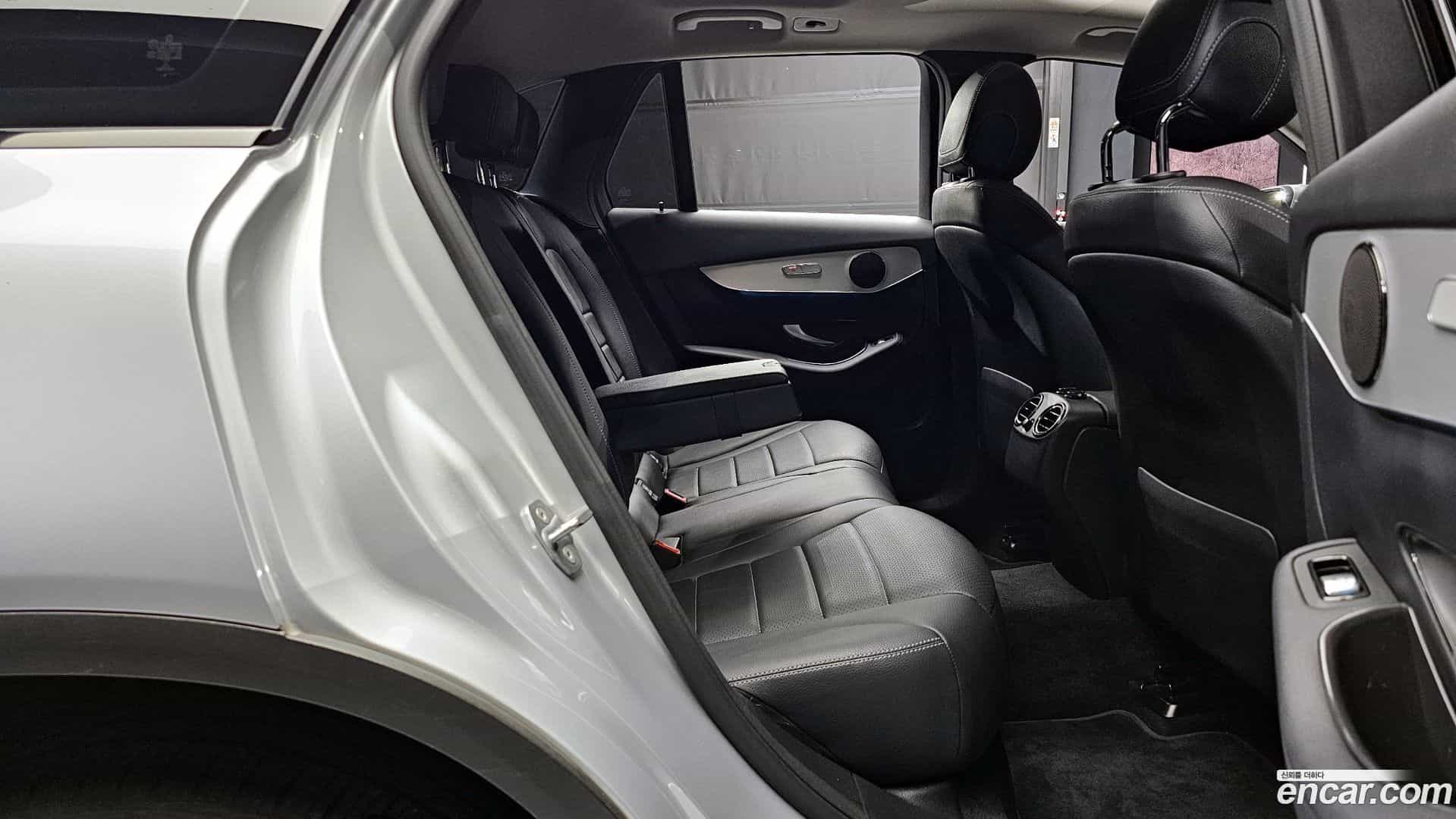 GLC-Class Mercedes-Benz 2018.10-OPTION-016