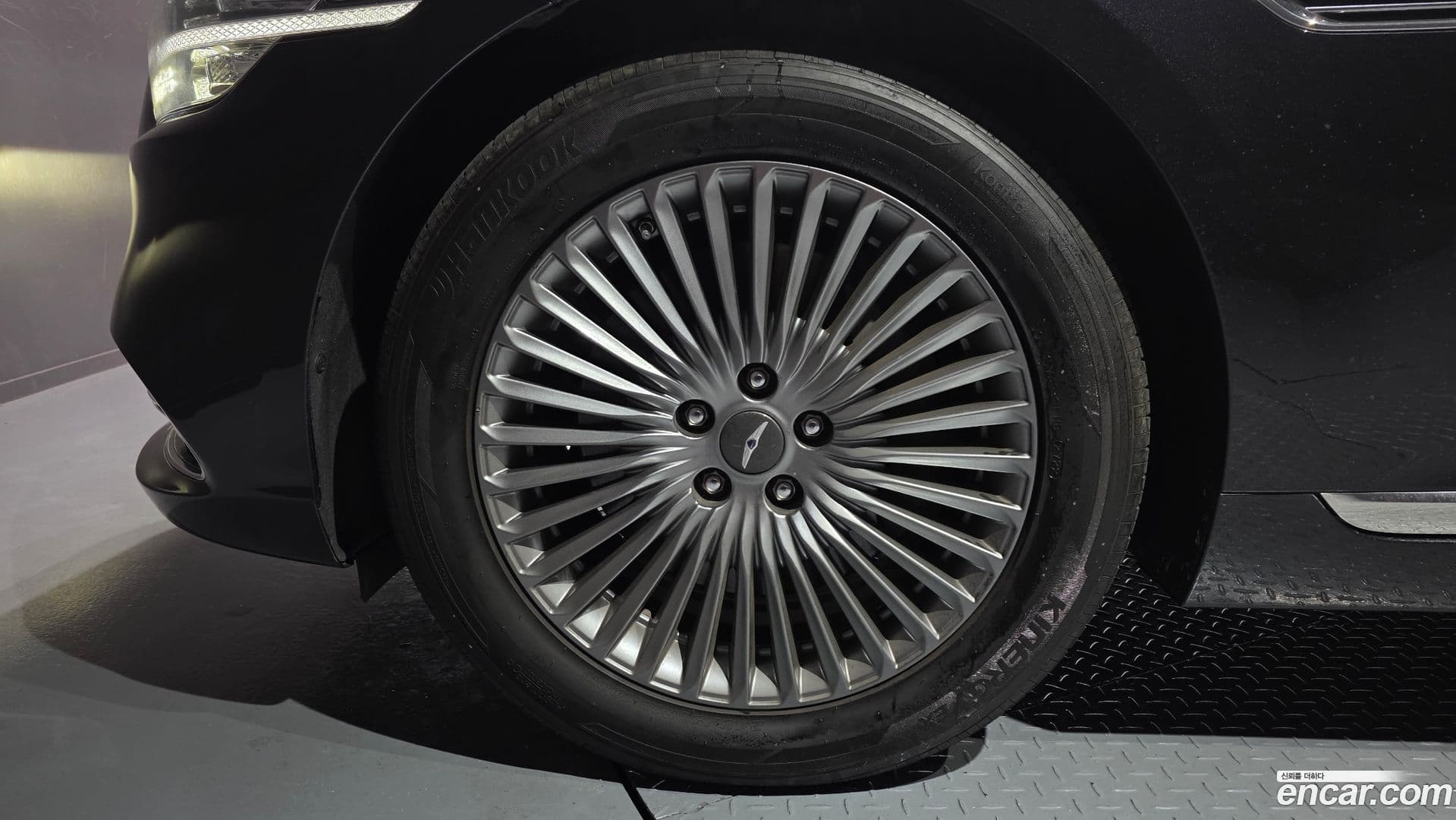 Main__Slider__Photo:G90 Genesis 2019.3-4