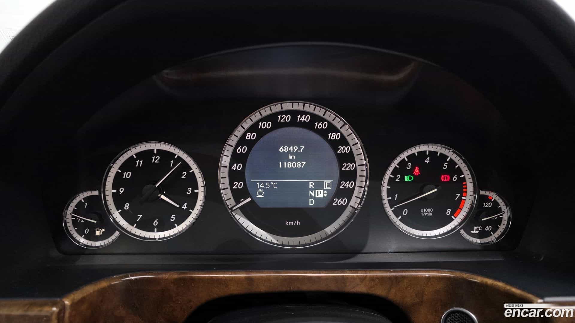 E-Class Mercedes-Benz 2011.3-INNER-008