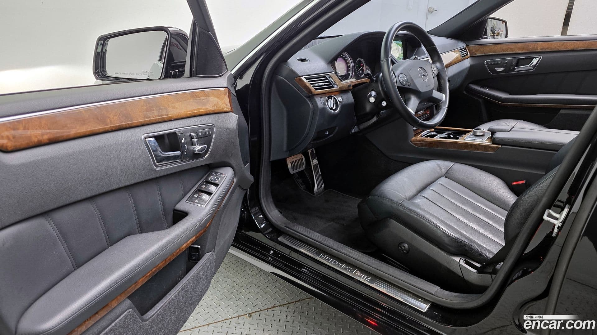 Main__Slider__Photo:E-Class Mercedes-Benz 2011.3-10