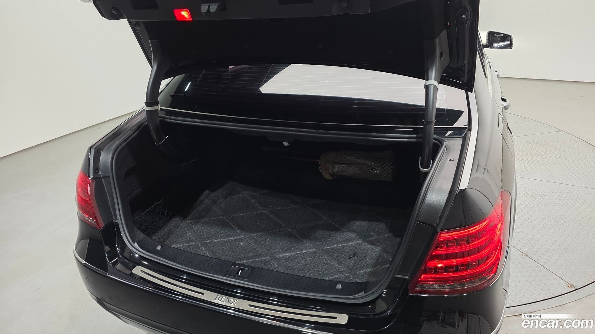 Main__Slider__Photo:E-Class Mercedes-Benz 2011.3-19