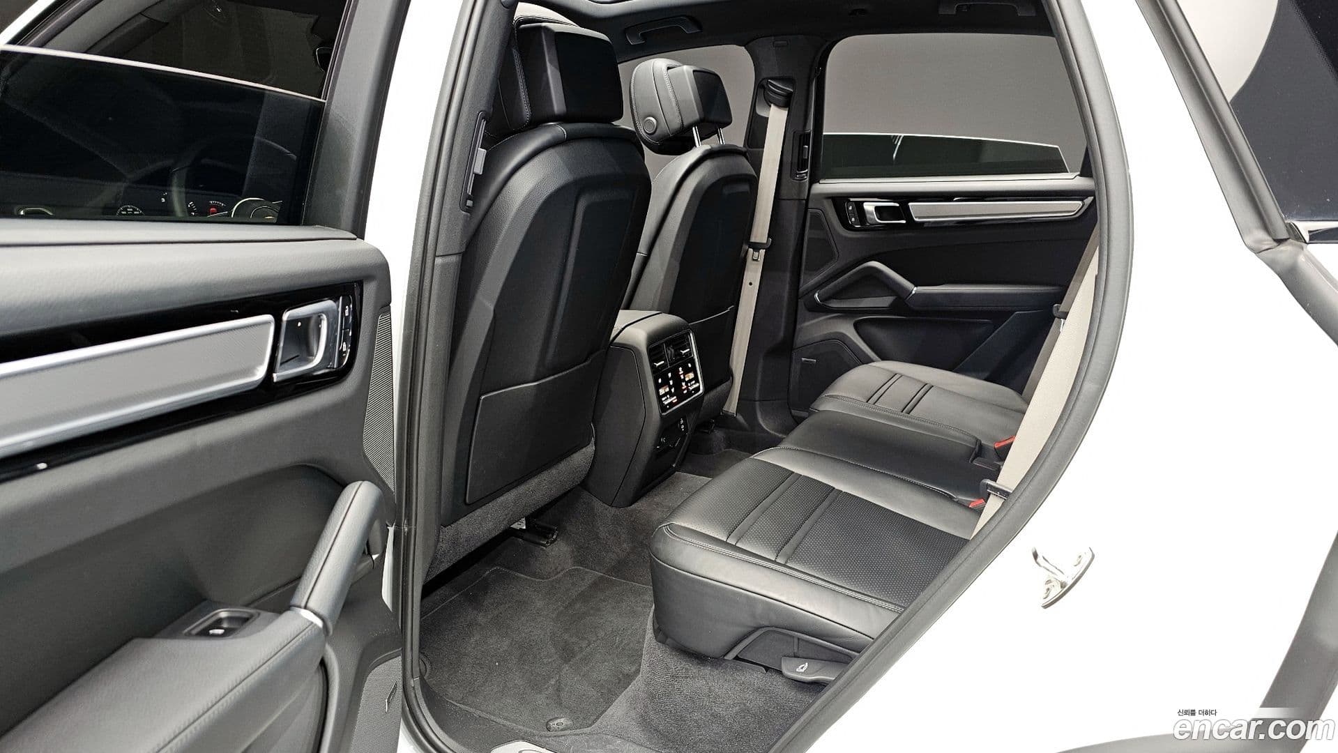 Main__Slider__Photo:Cayenne Porsche 2023.1-9