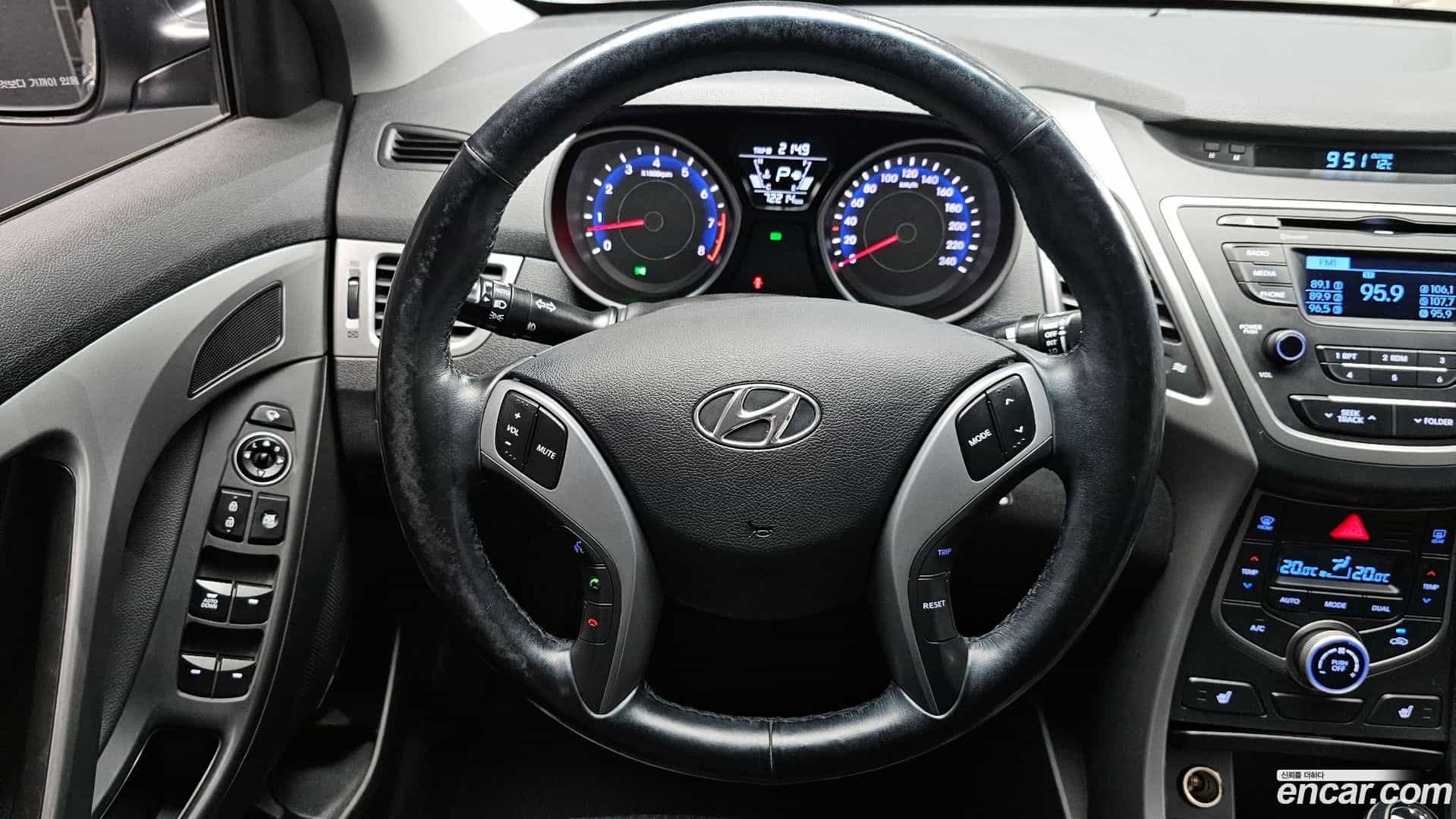 AVANTE Hyundai 2015.3-OPTION-017