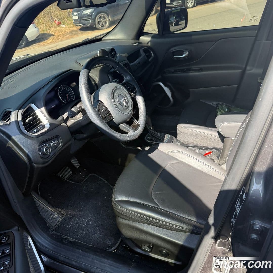 Main__Slider__Photo:Renegade Jeep 2021.6-3