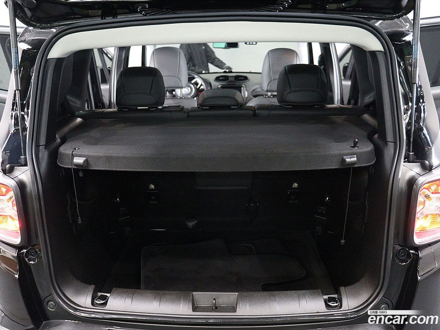 Main__Slider__Photo:Renegade Jeep 2018.11-18