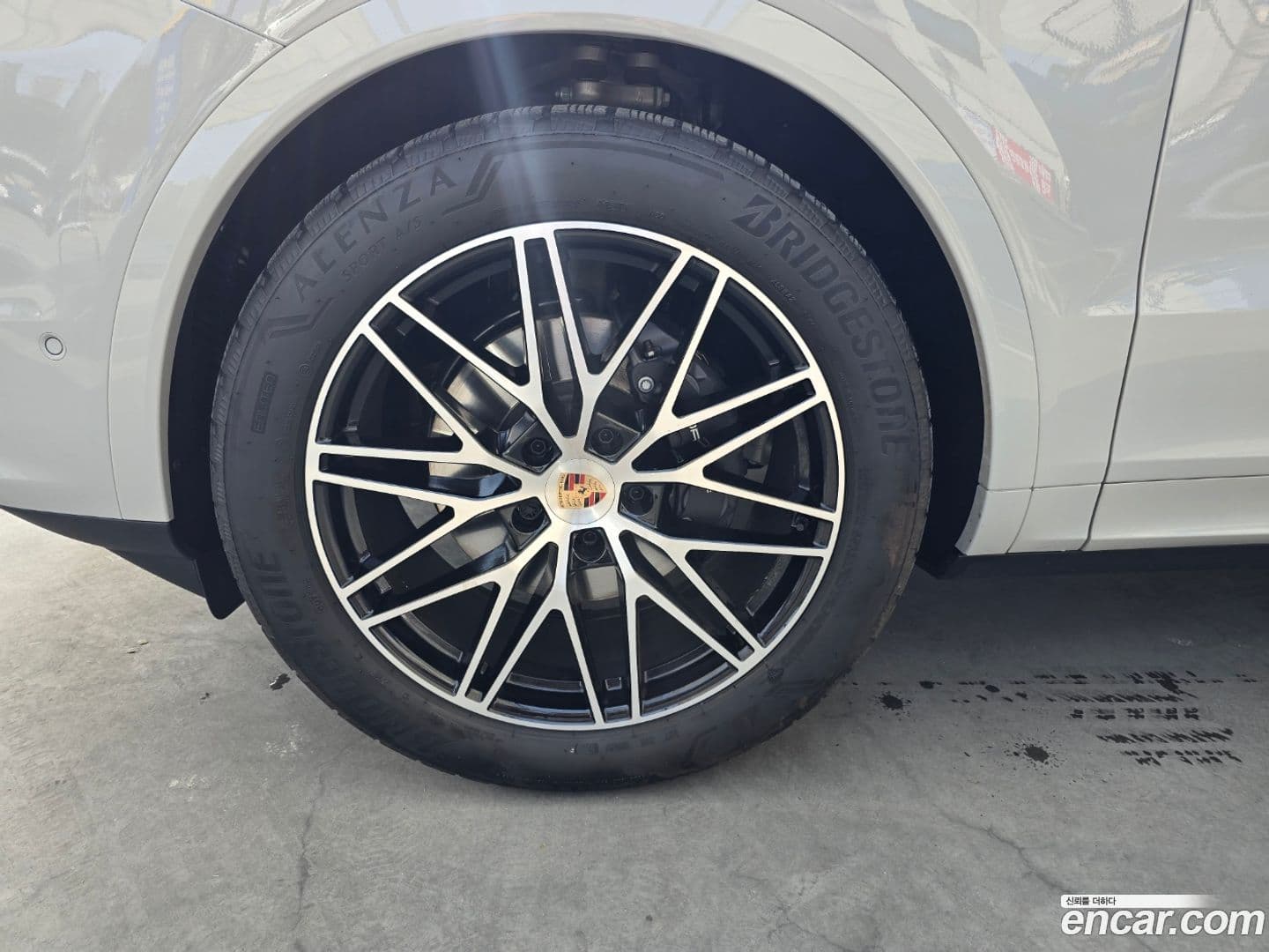 Main__Slider__Photo:Cayenne Porsche 2025.10-11