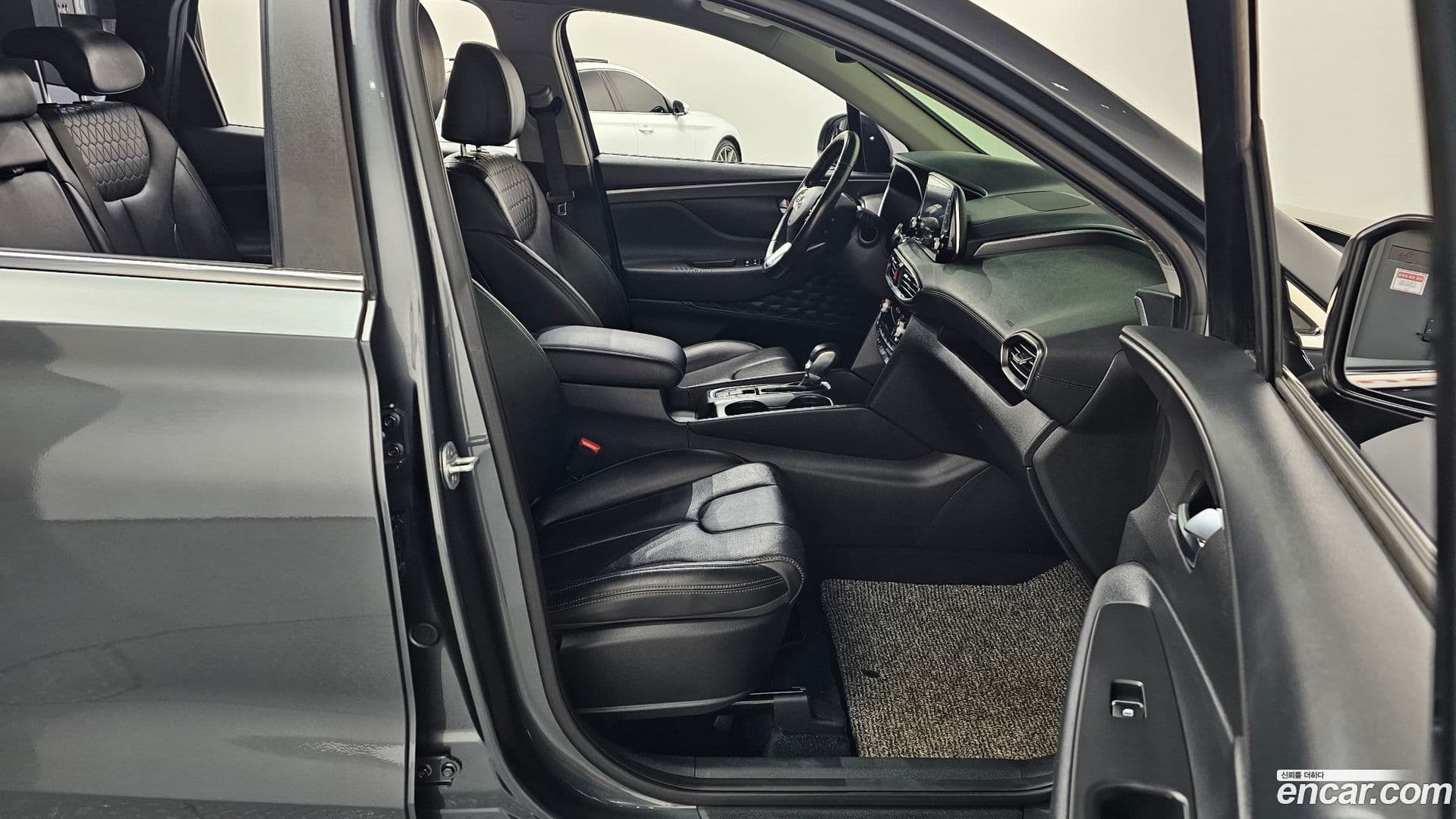 Main__Slider__Photo:Santafe Hyundai 2020.4-10