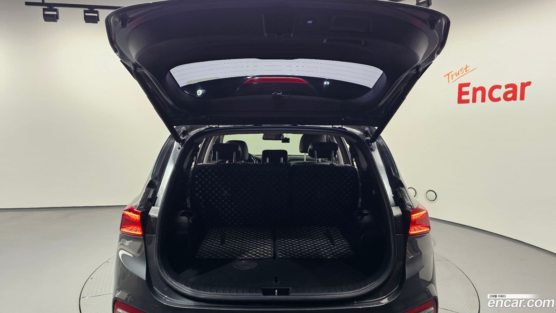 Main__Slider__Photo:Santafe Hyundai 2020.4-19