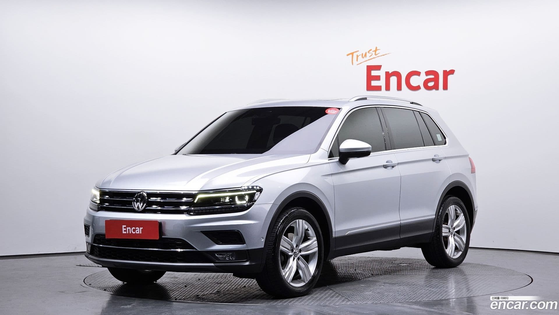 Main__Slider__Photo:Tiguan Volkswagen 2020.10-0