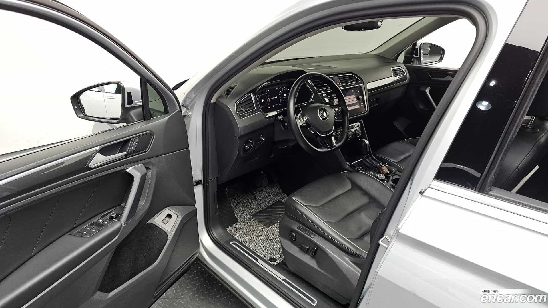 Tiguan Volkswagen 2020.10-OPTION-015
