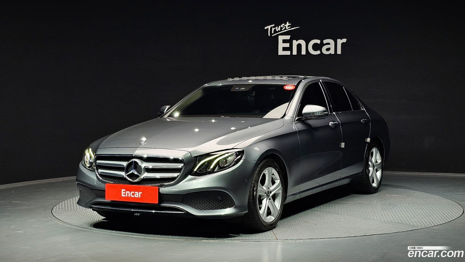 Main__Slider__Photo:E-Class Mercedes-Benz 2017.10-0