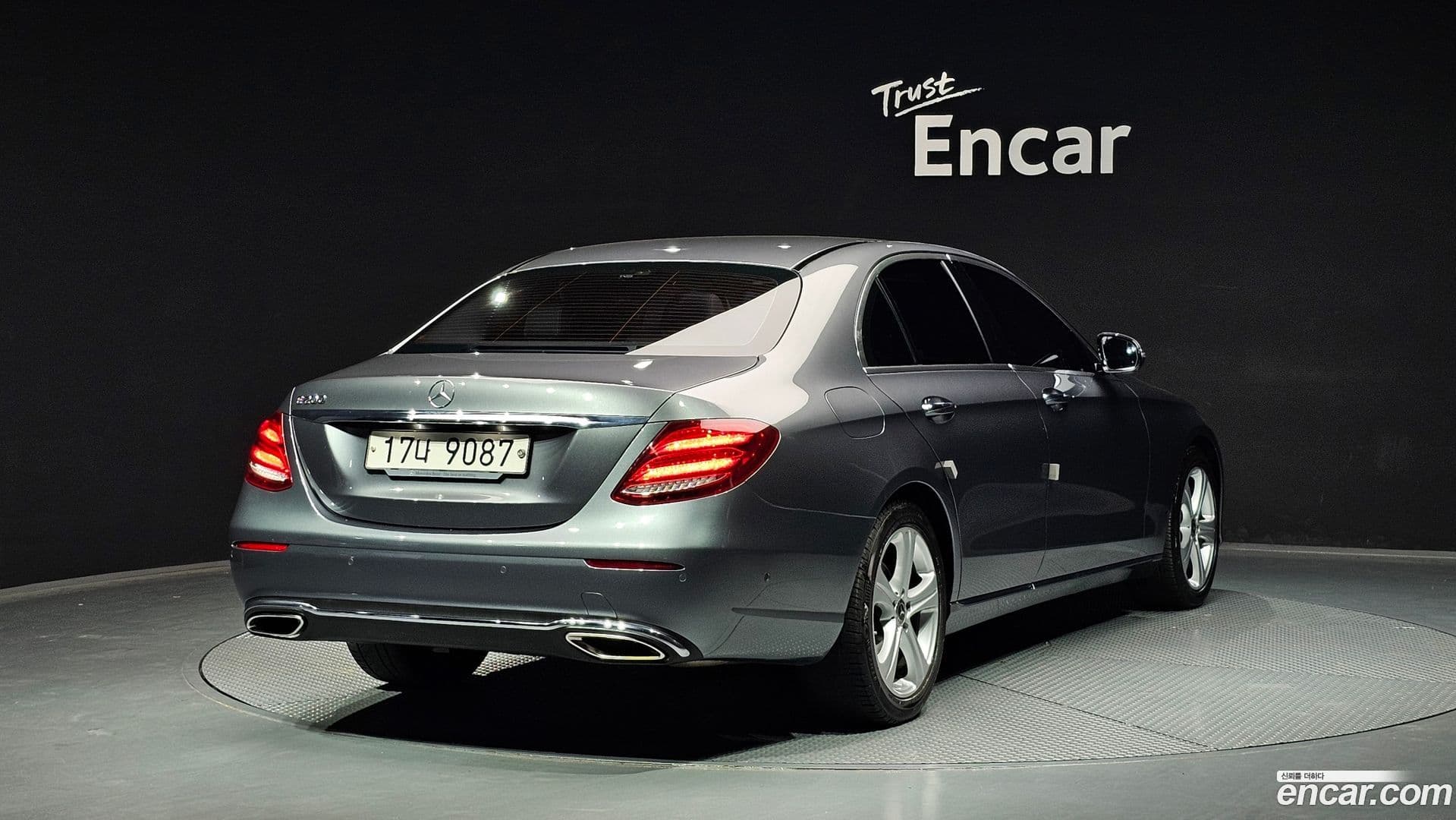 Main__Slider__Photo:E-Class Mercedes-Benz 2017.10-1