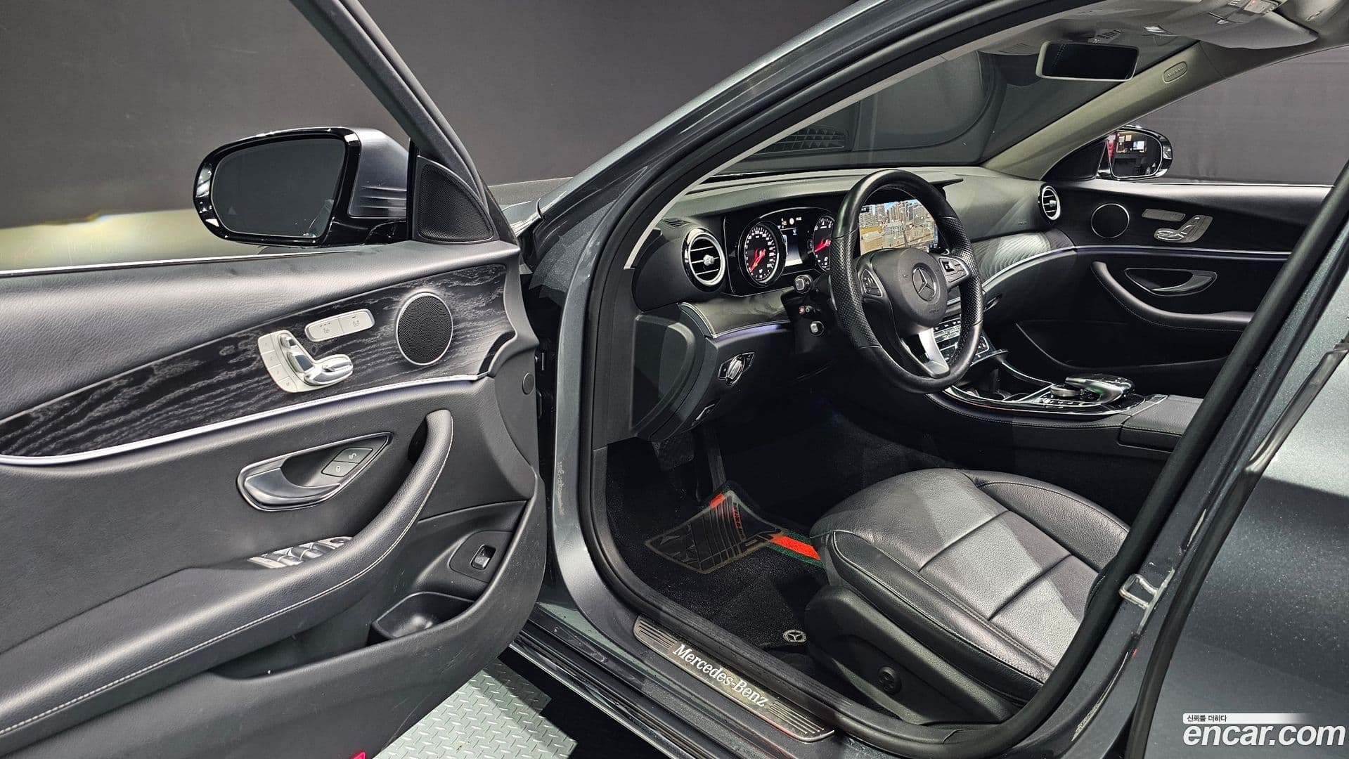 Main__Slider__Photo:E-Class Mercedes-Benz 2017.10-11