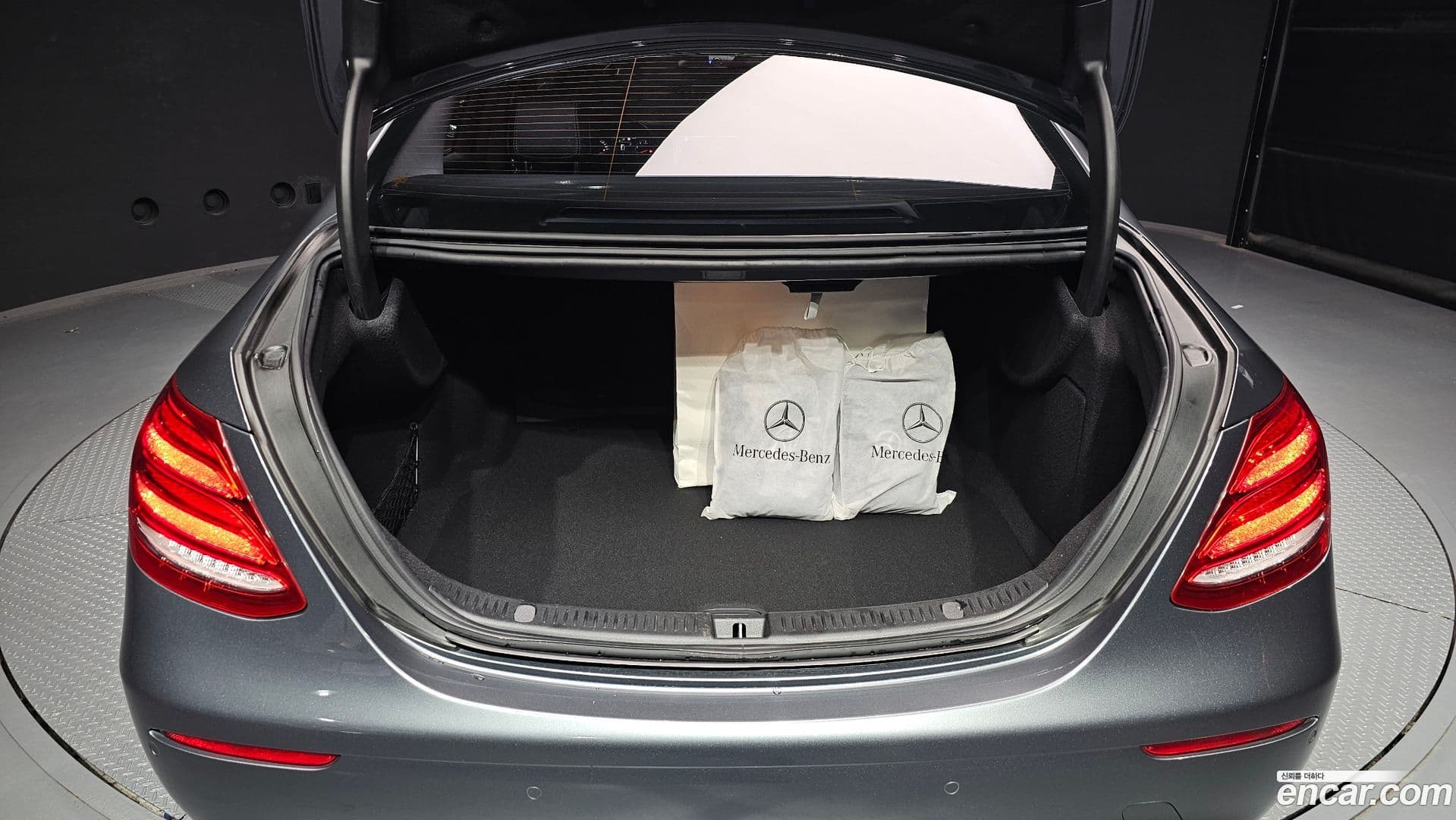 Main__Slider__Photo:E-Class Mercedes-Benz 2017.10-19