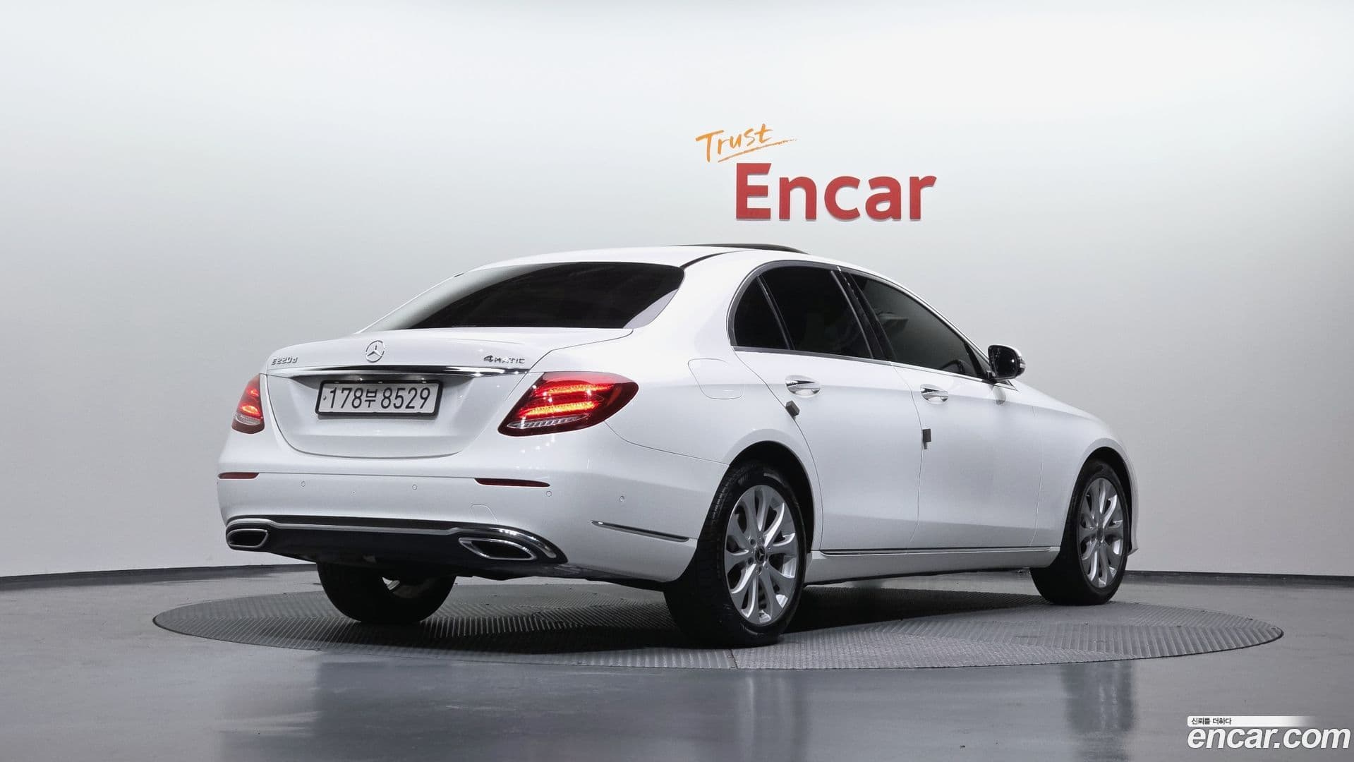 Main__Slider__Photo:E-Class Mercedes-Benz 2019.3-1