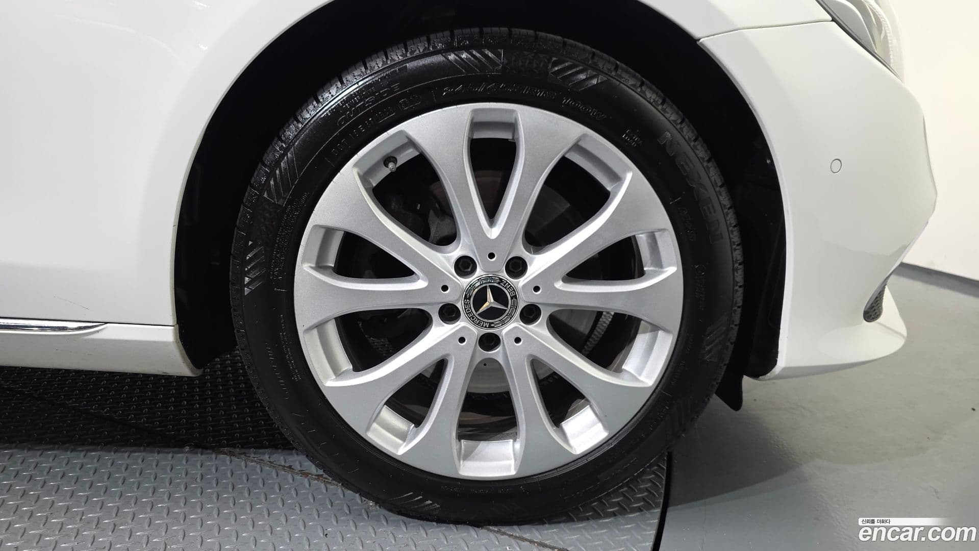 Main__Slider__Photo:E-Class Mercedes-Benz 2019.3-4