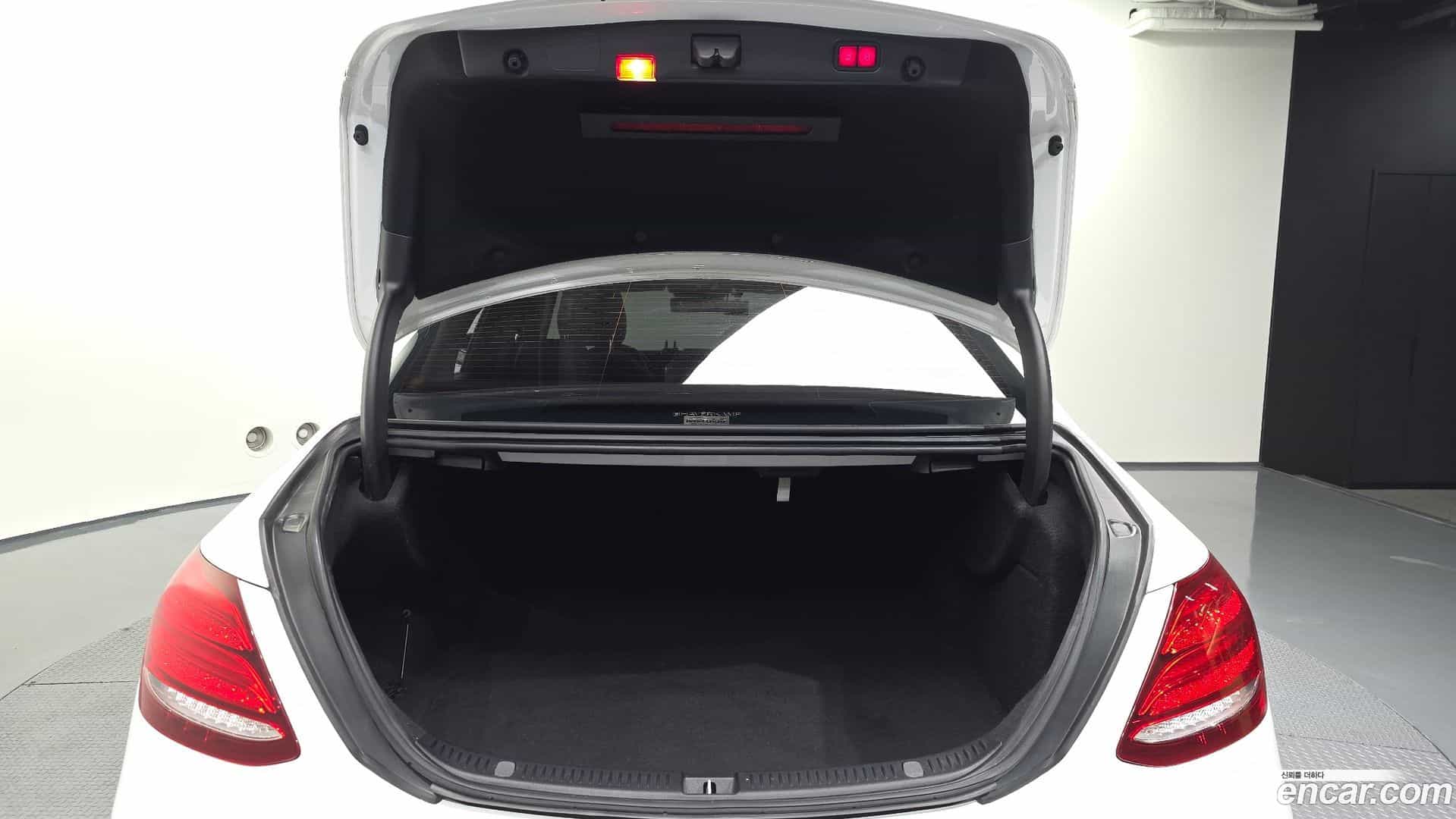 E-Class Mercedes-Benz 2019.3-OPTION-024