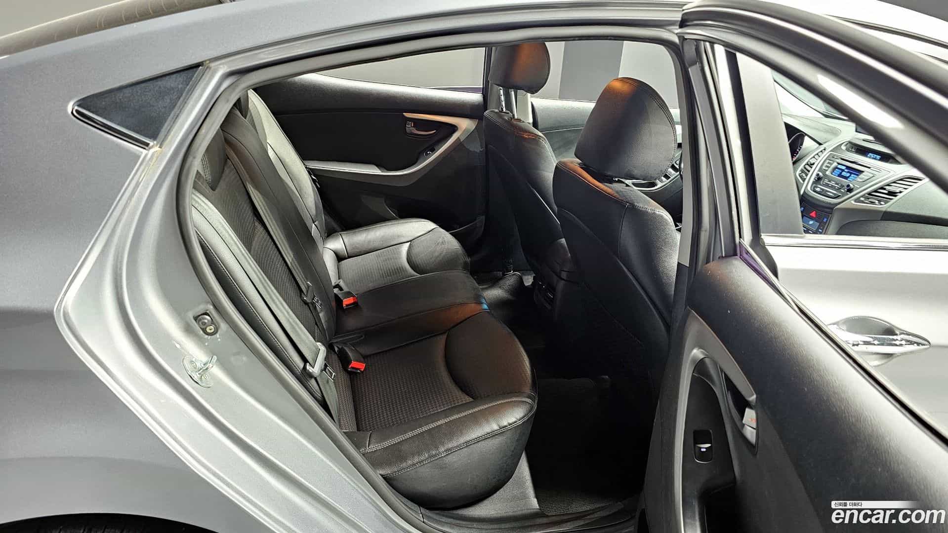 AVANTE Hyundai 2013.10-OPTION-016