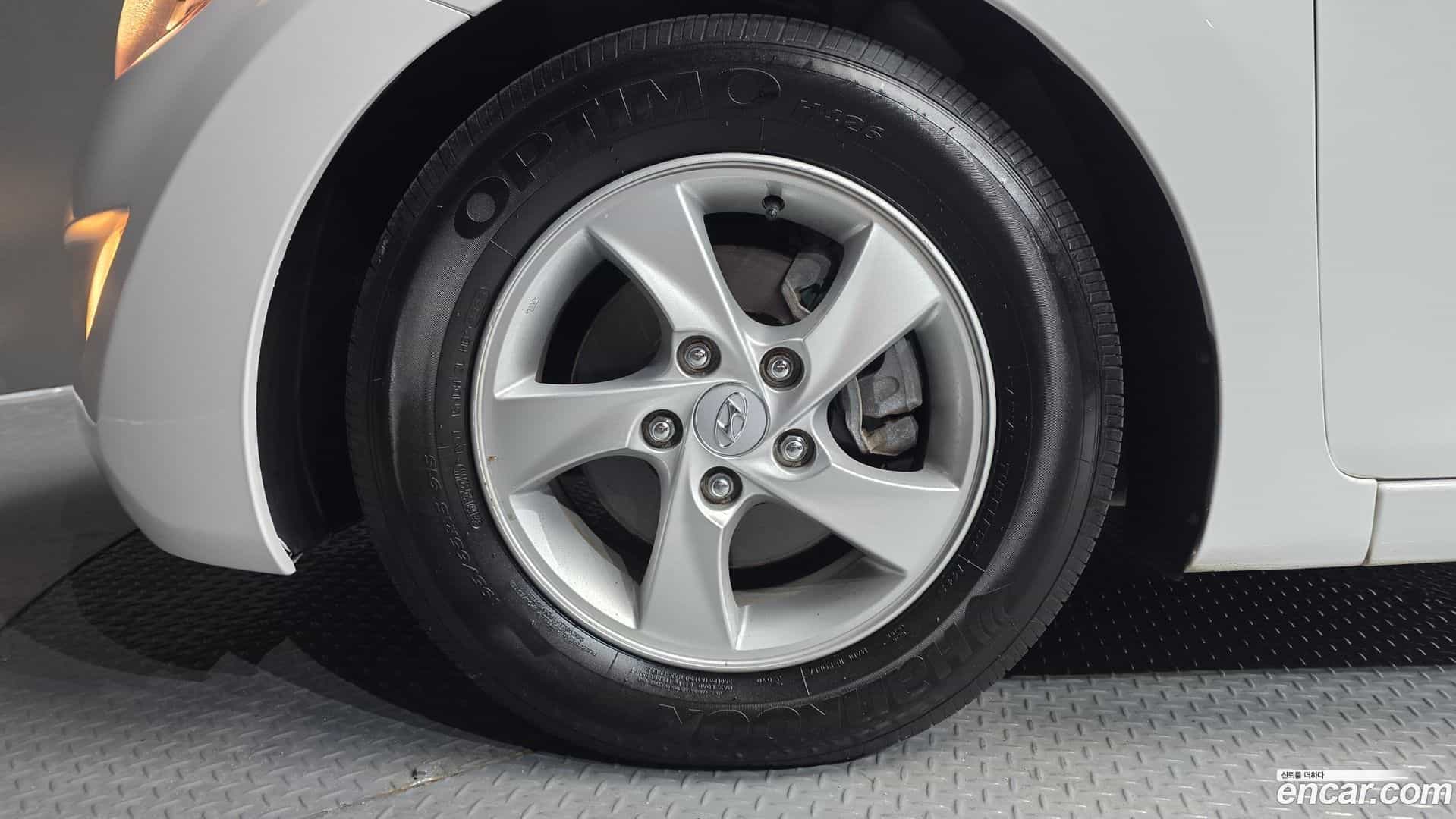 AVANTE Hyundai 2011.2-OUTER-005