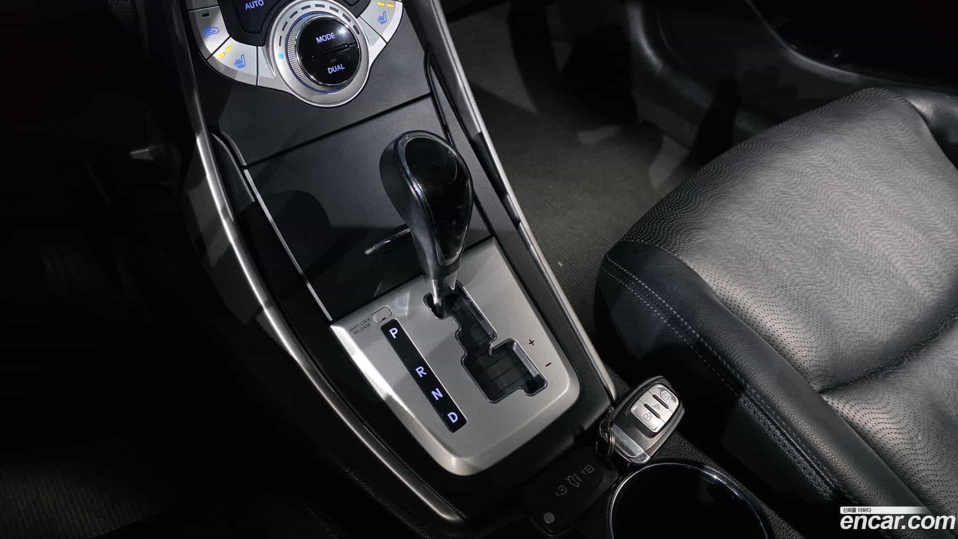 AVANTE Hyundai 2011.2-INNER-009