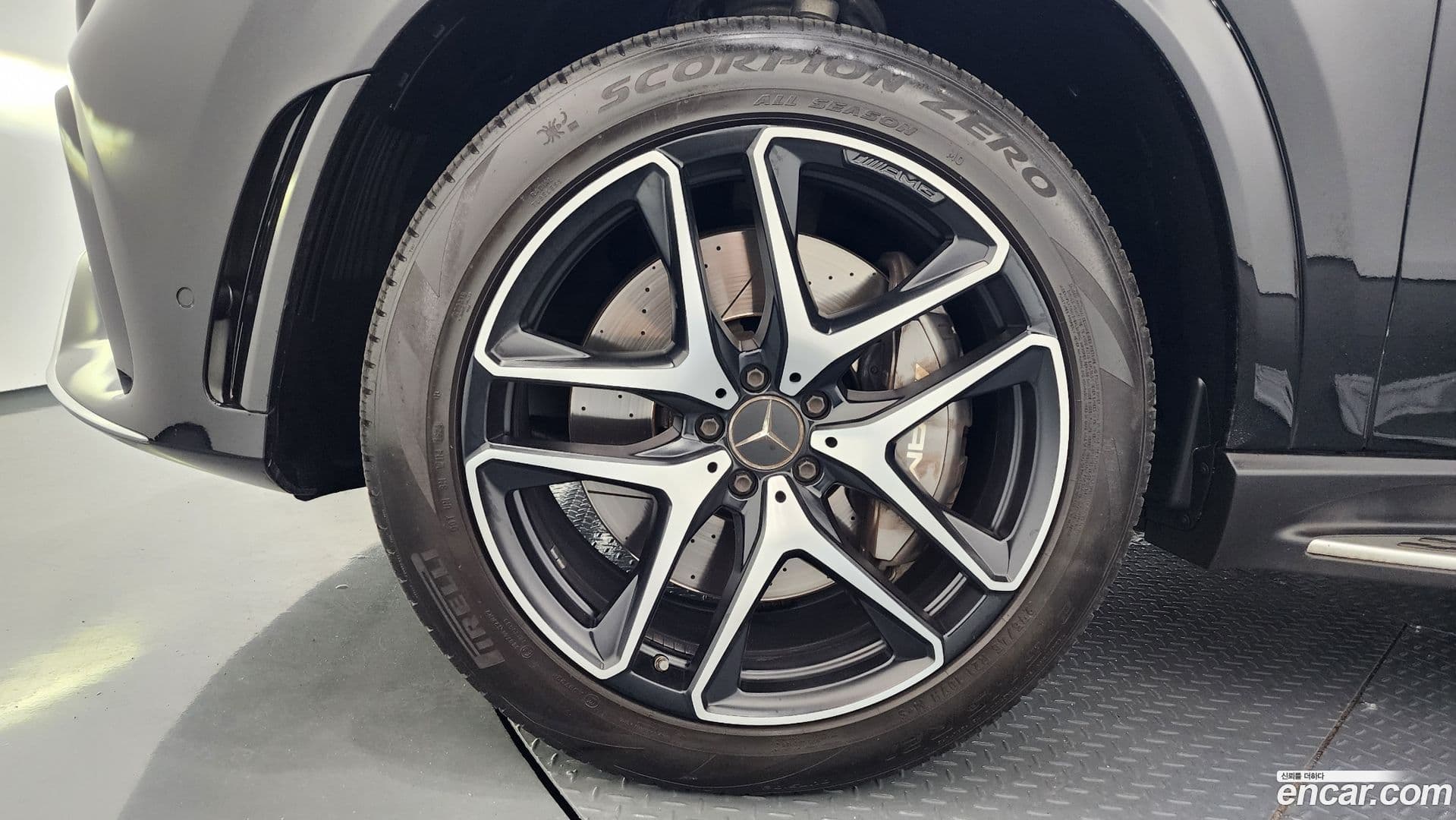 Main__Slider__Photo:GLE-Class Mercedes-Benz 2023.4-4