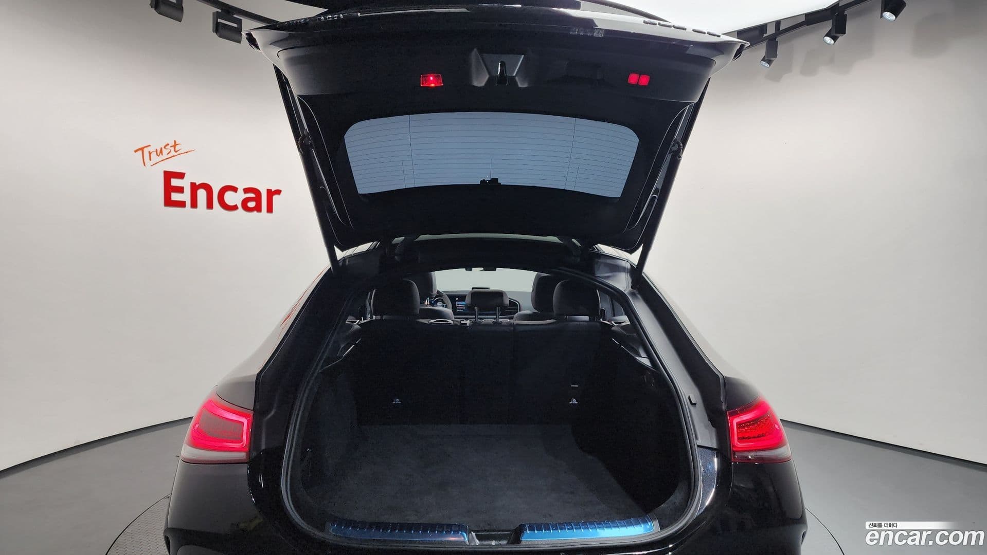 Main__Slider__Photo:GLE-Class Mercedes-Benz 2023.4-19