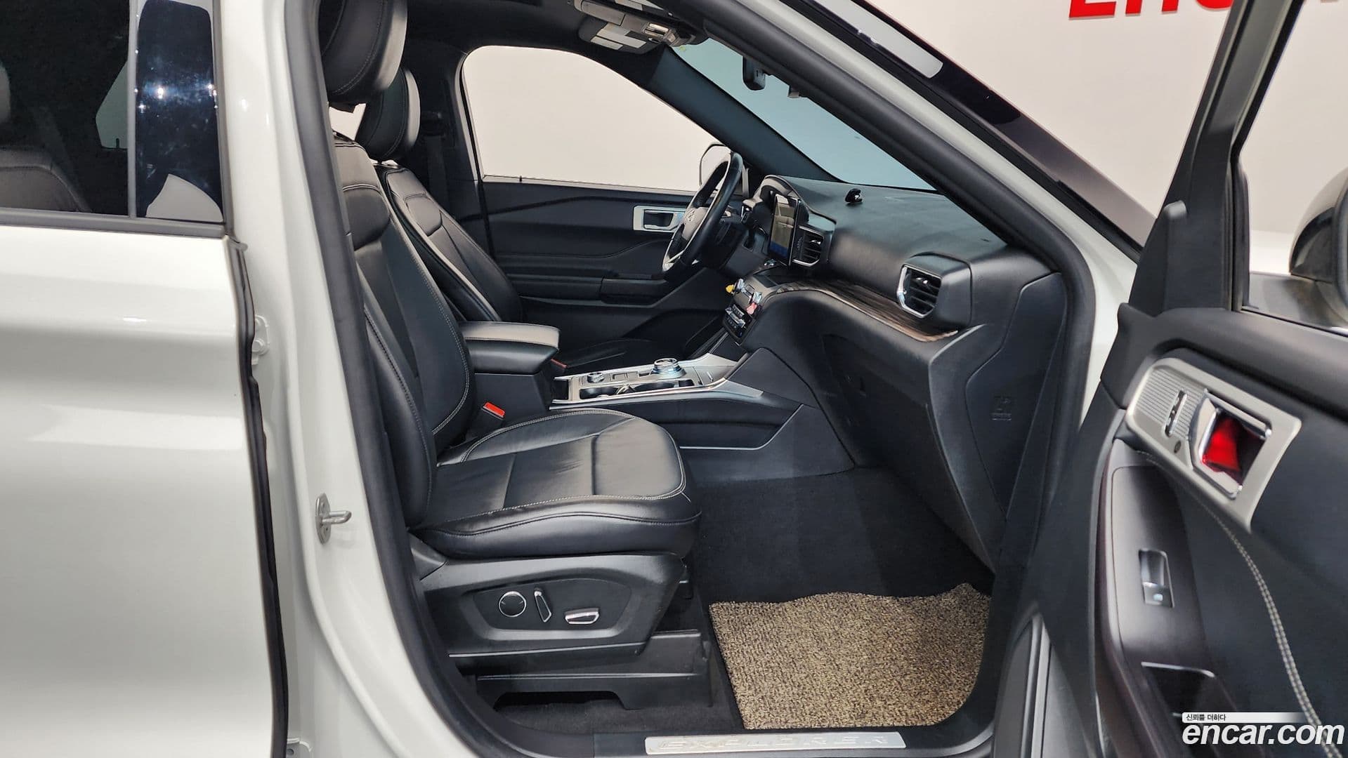 Main__Slider__Photo:Explorer Ford 2020.5-10