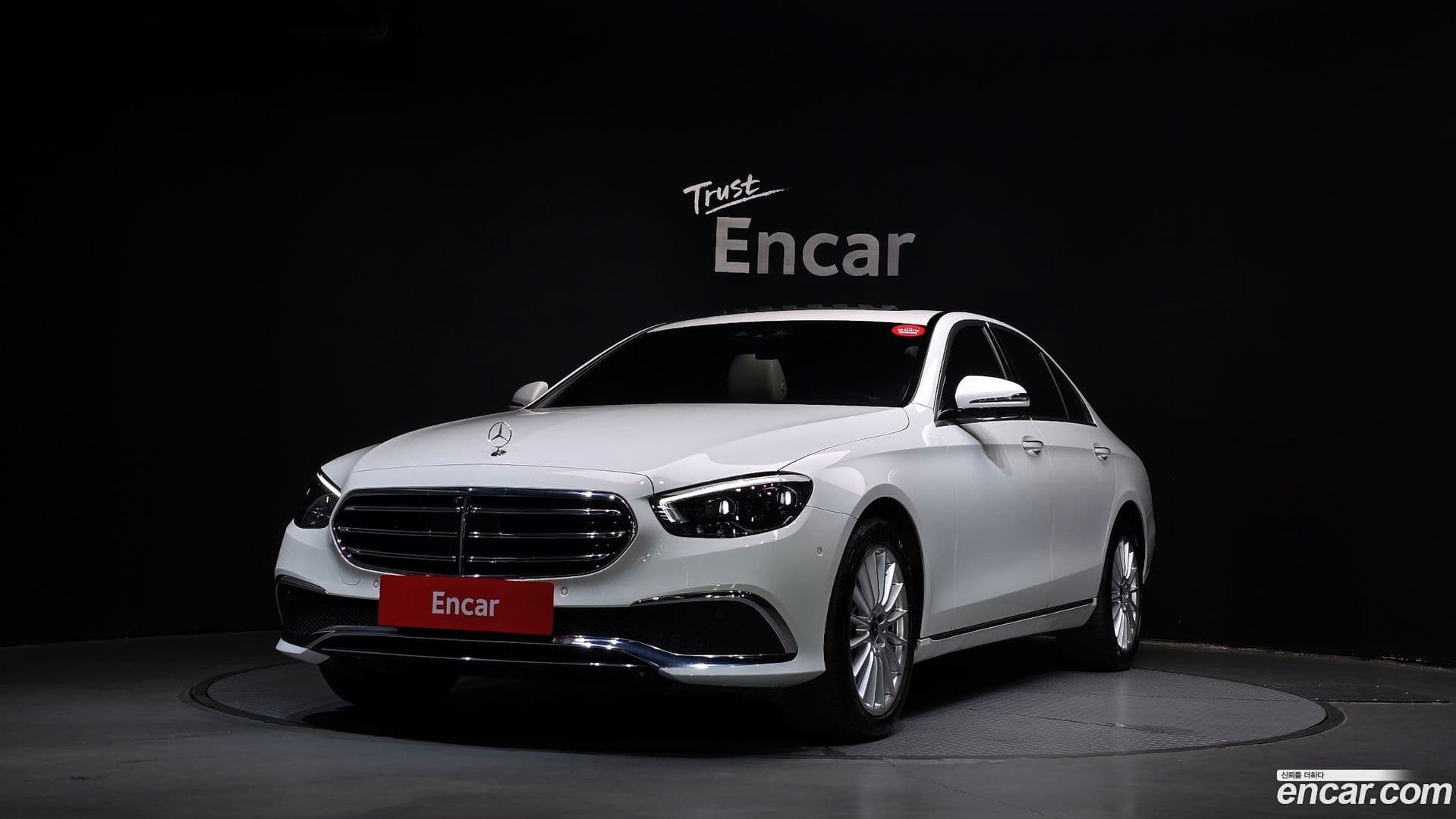 Main__Slider__Photo:E-Class Mercedes-Benz 2023.9-0