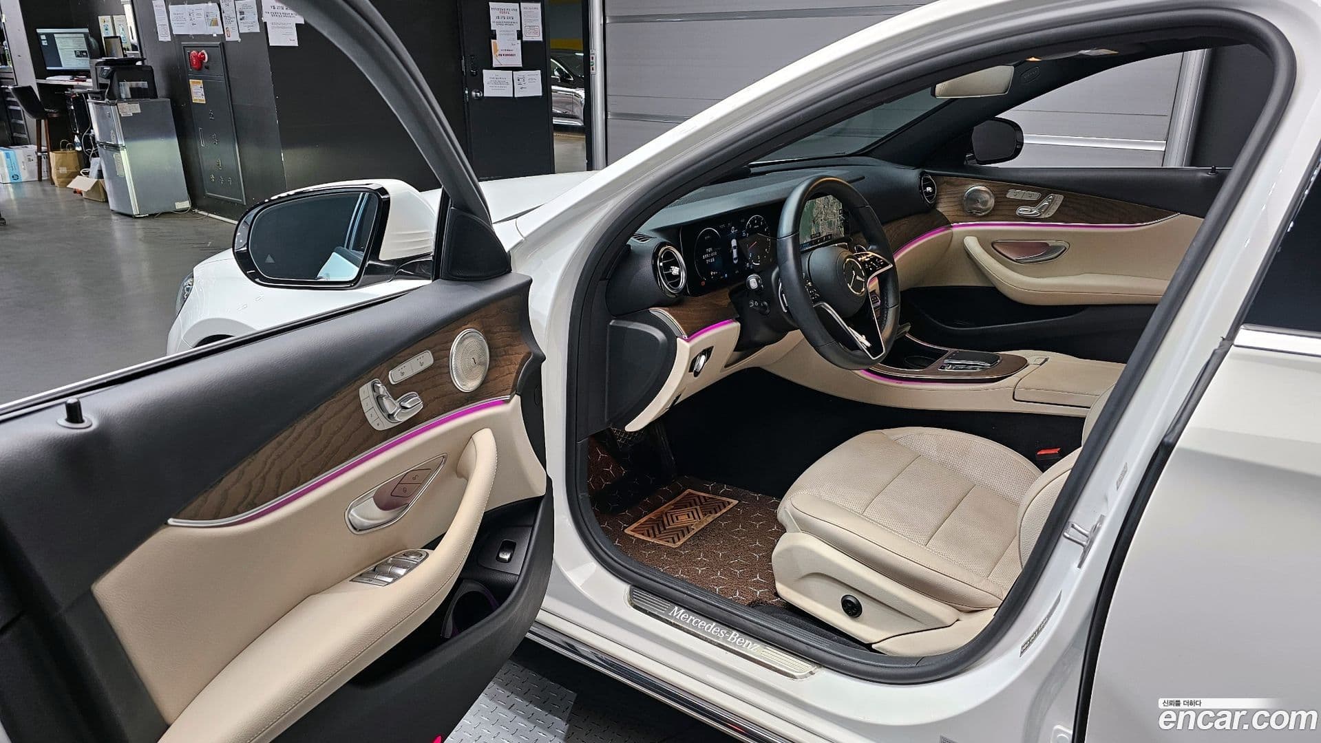 Main__Slider__Photo:E-Class Mercedes-Benz 2023.9-9