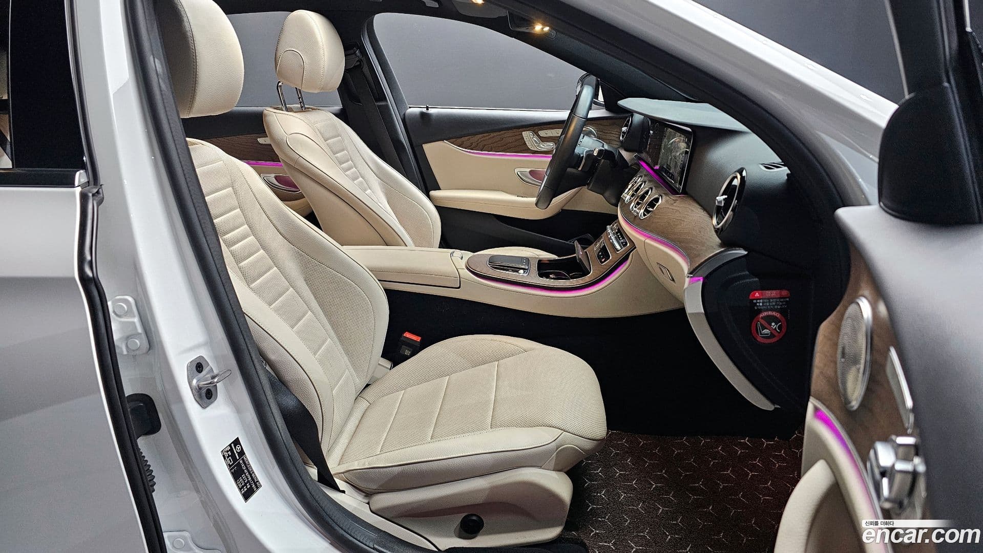 Main__Slider__Photo:E-Class Mercedes-Benz 2023.9-10