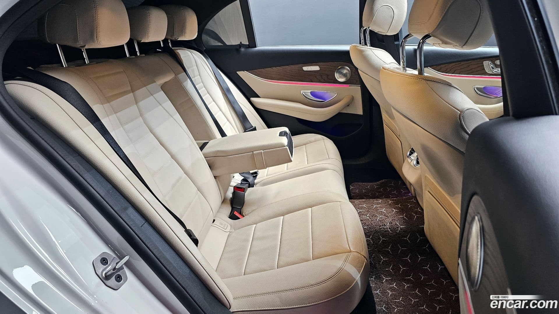 Main__Slider__Photo:E-Class Mercedes-Benz 2023.9-11