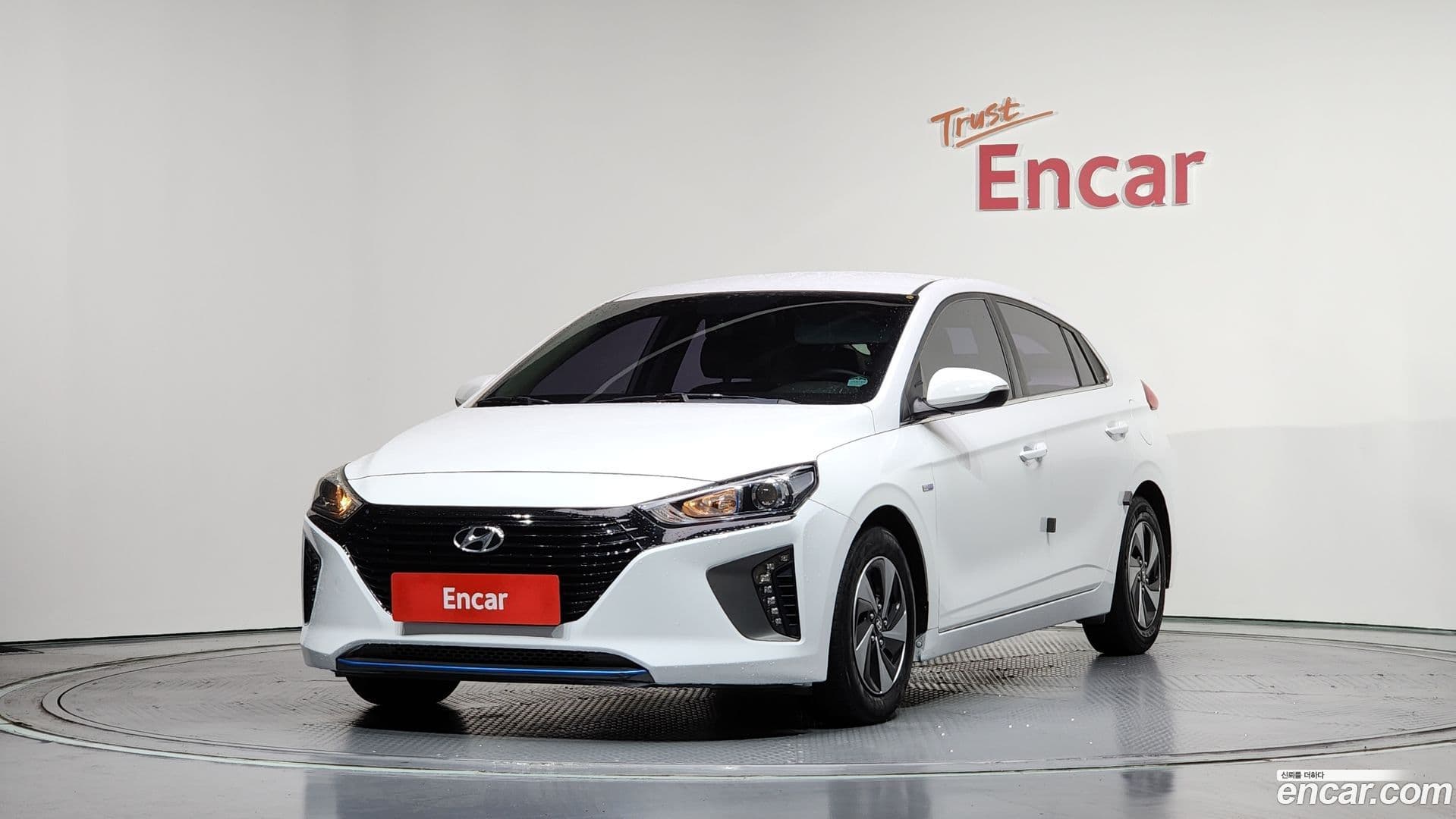 Main__Slider__Photo:Ioniq Hyundai 2016.9-0