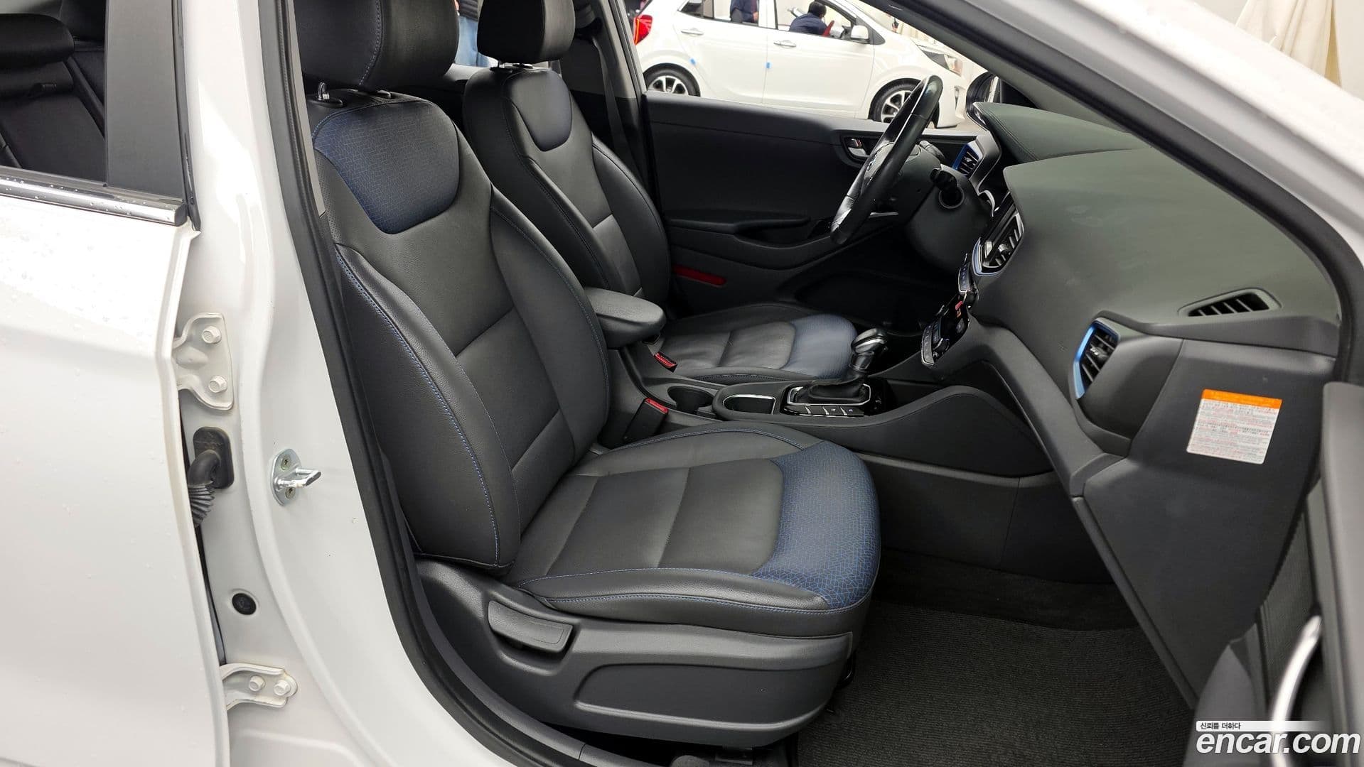 Main__Slider__Photo:Ioniq Hyundai 2016.9-10