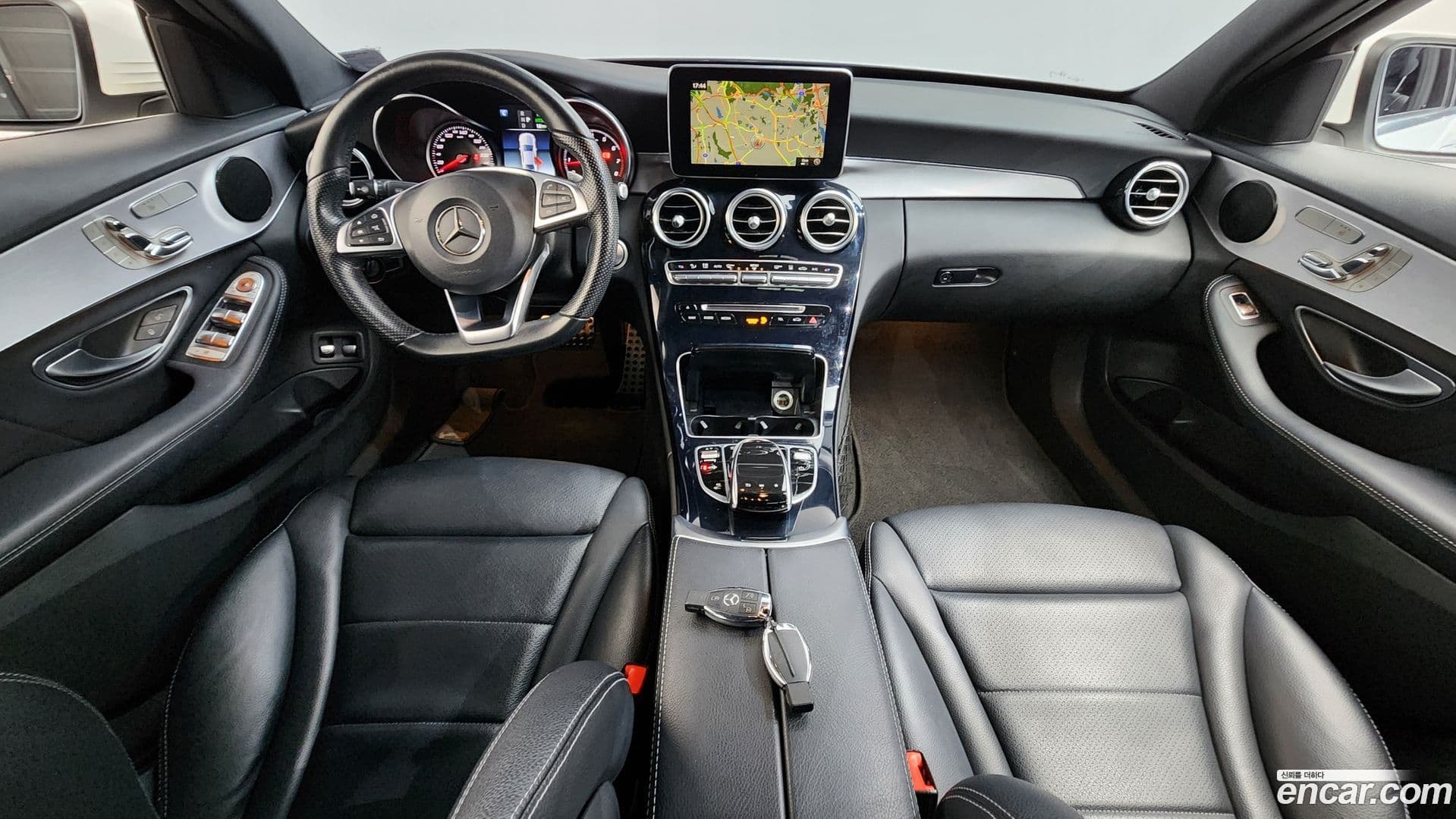 Main__Slider__Photo:C-Class Mercedes-Benz 2018.11-6