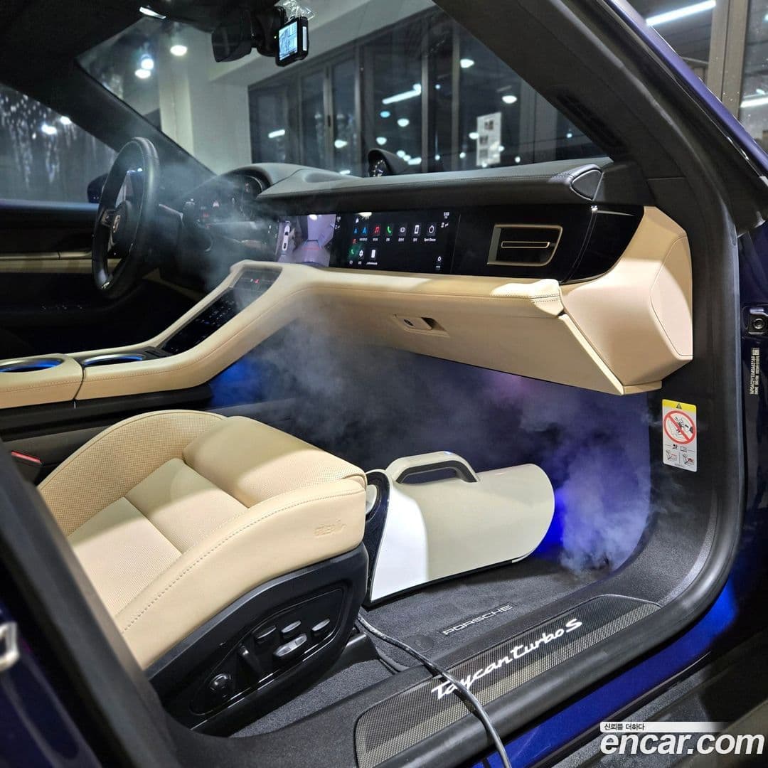 Main__Slider__Photo:Taycan Porsche 2021.10-1