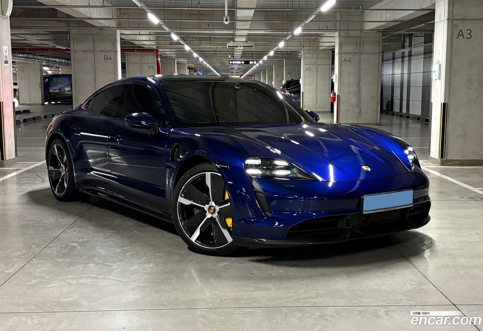 Main__Slider__Photo:Taycan Porsche 2021.10-2