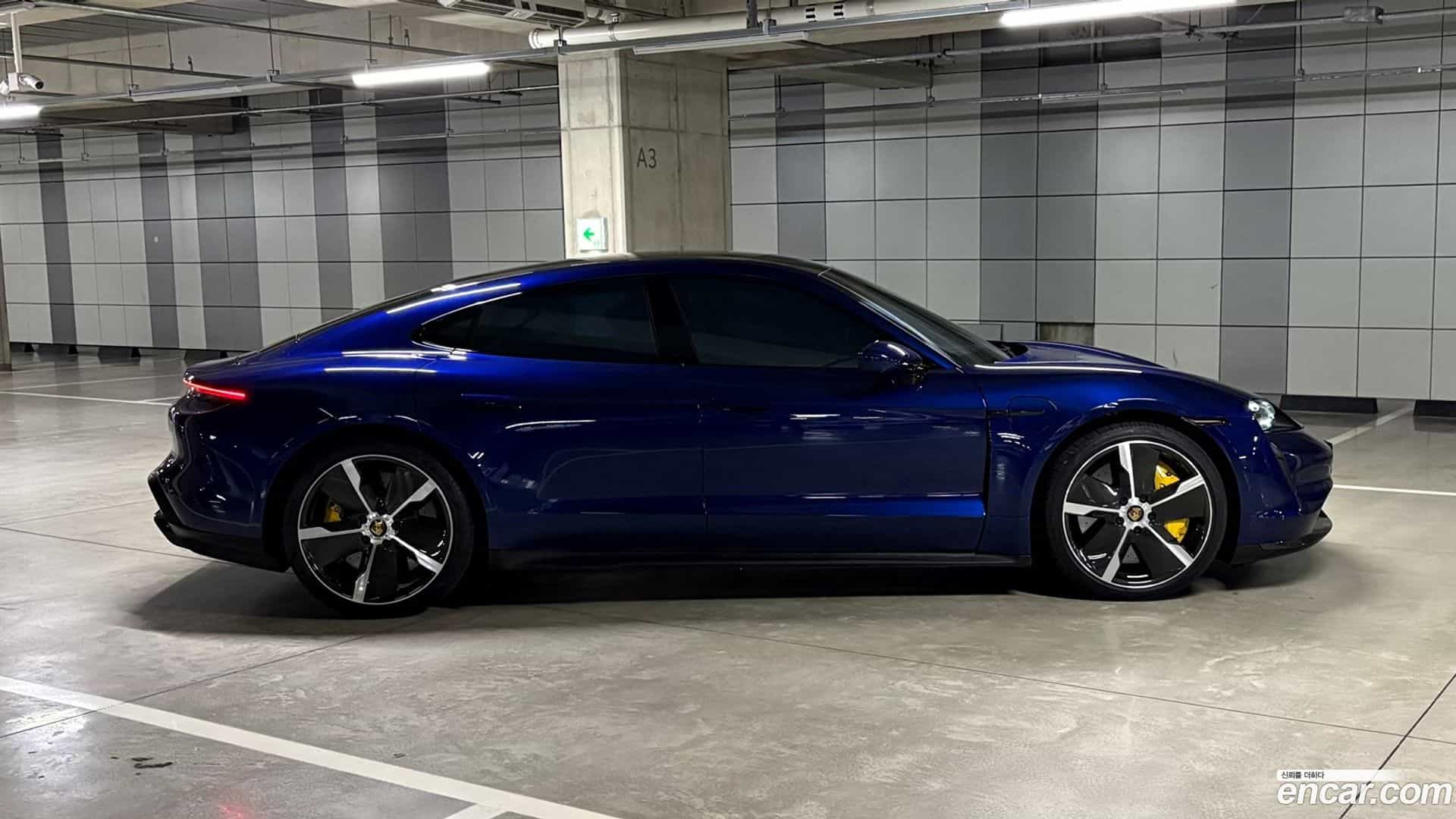 Taycan Porsche 2021.10-INNER-006