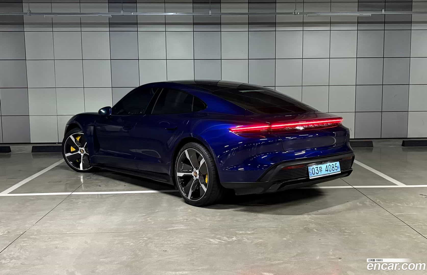 Taycan Porsche 2021.10-INNER-007