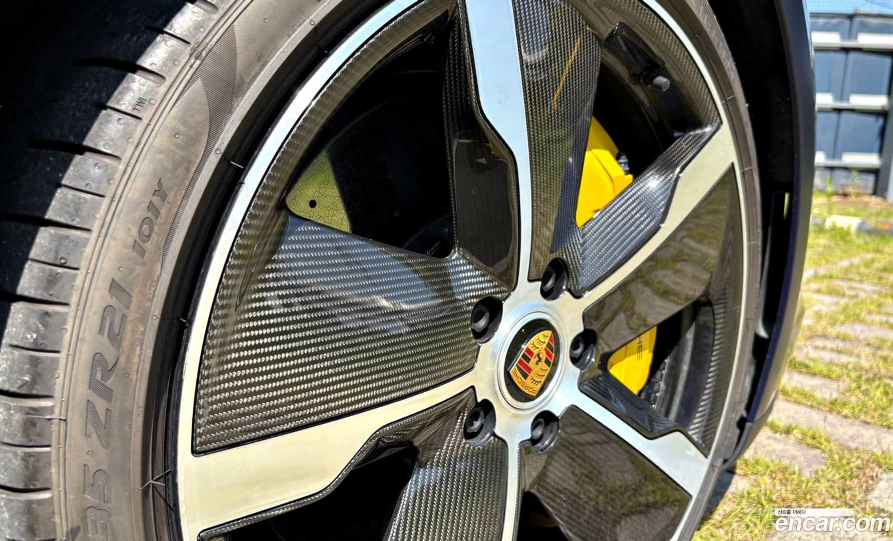 Taycan Porsche 2021.10-INNER-009