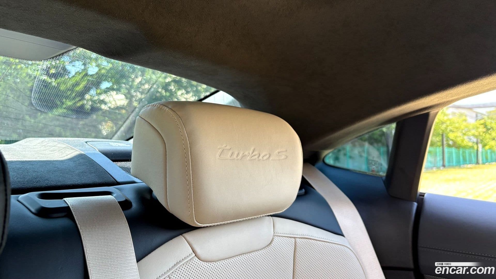 Main__Slider__Photo:Taycan Porsche 2021.10-12