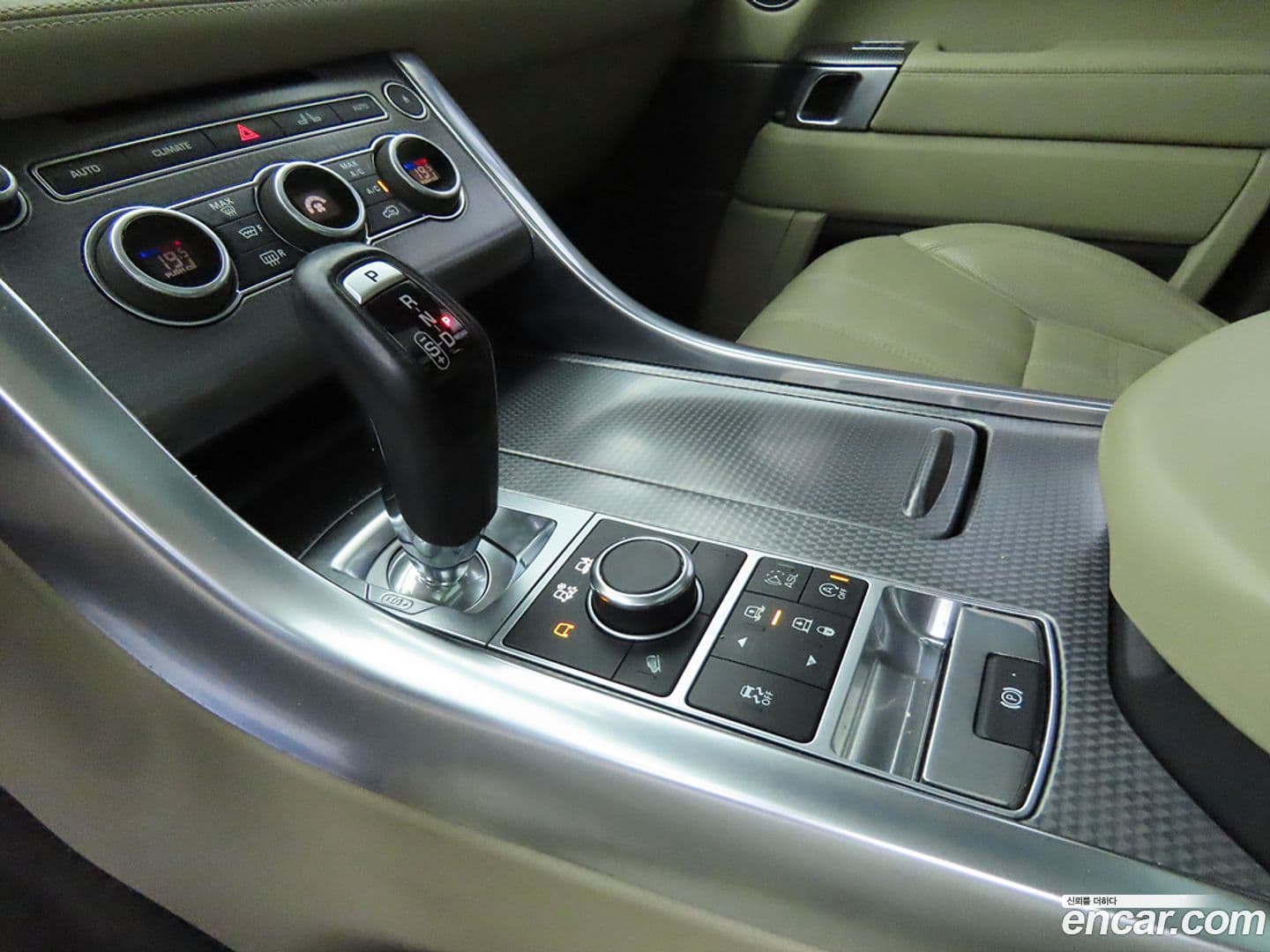 Main__Slider__Photo:Range Rover Sport Land Rover 2016.11-10