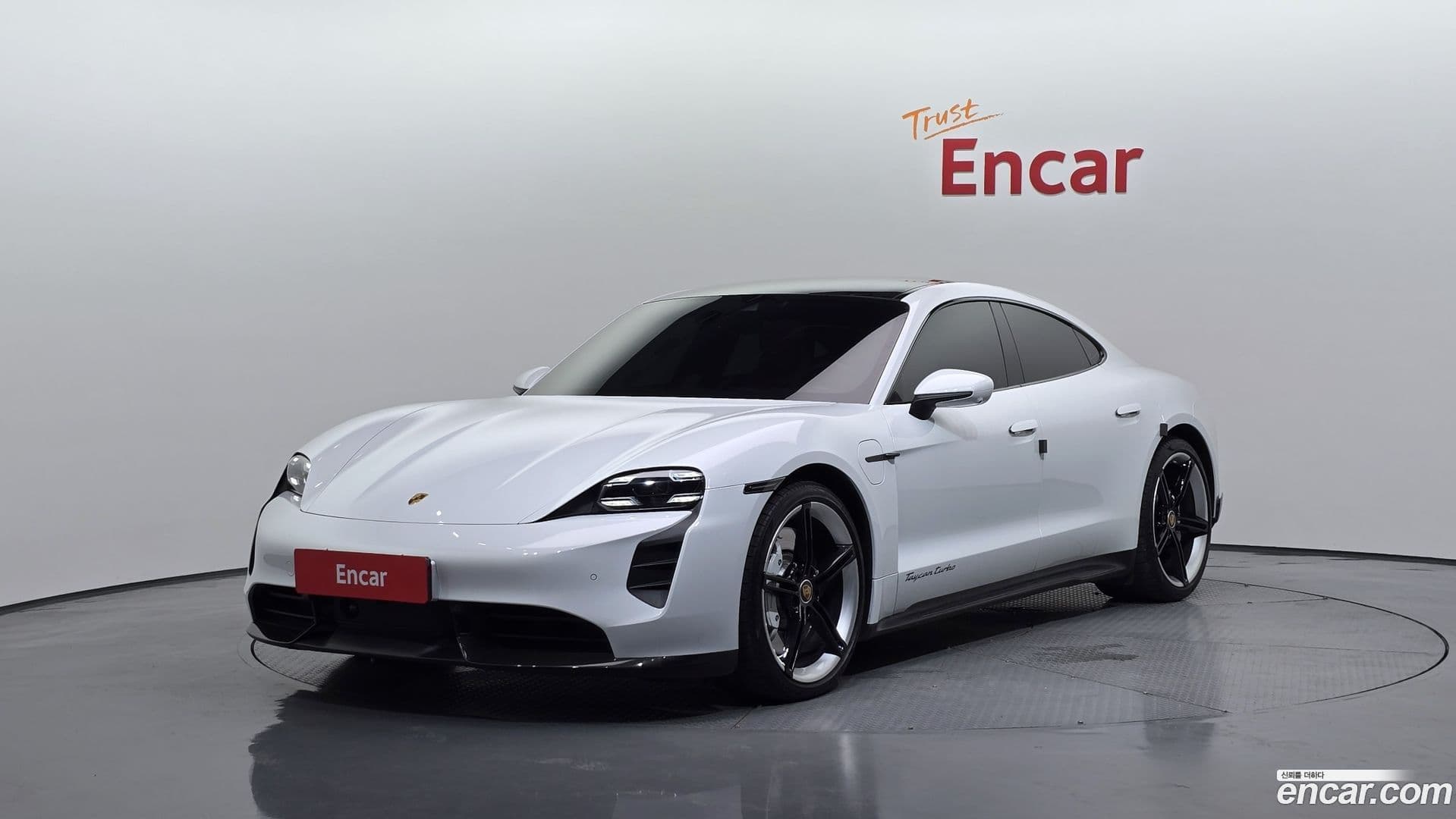 Main__Slider__Photo:Taycan Porsche 2021.5-0