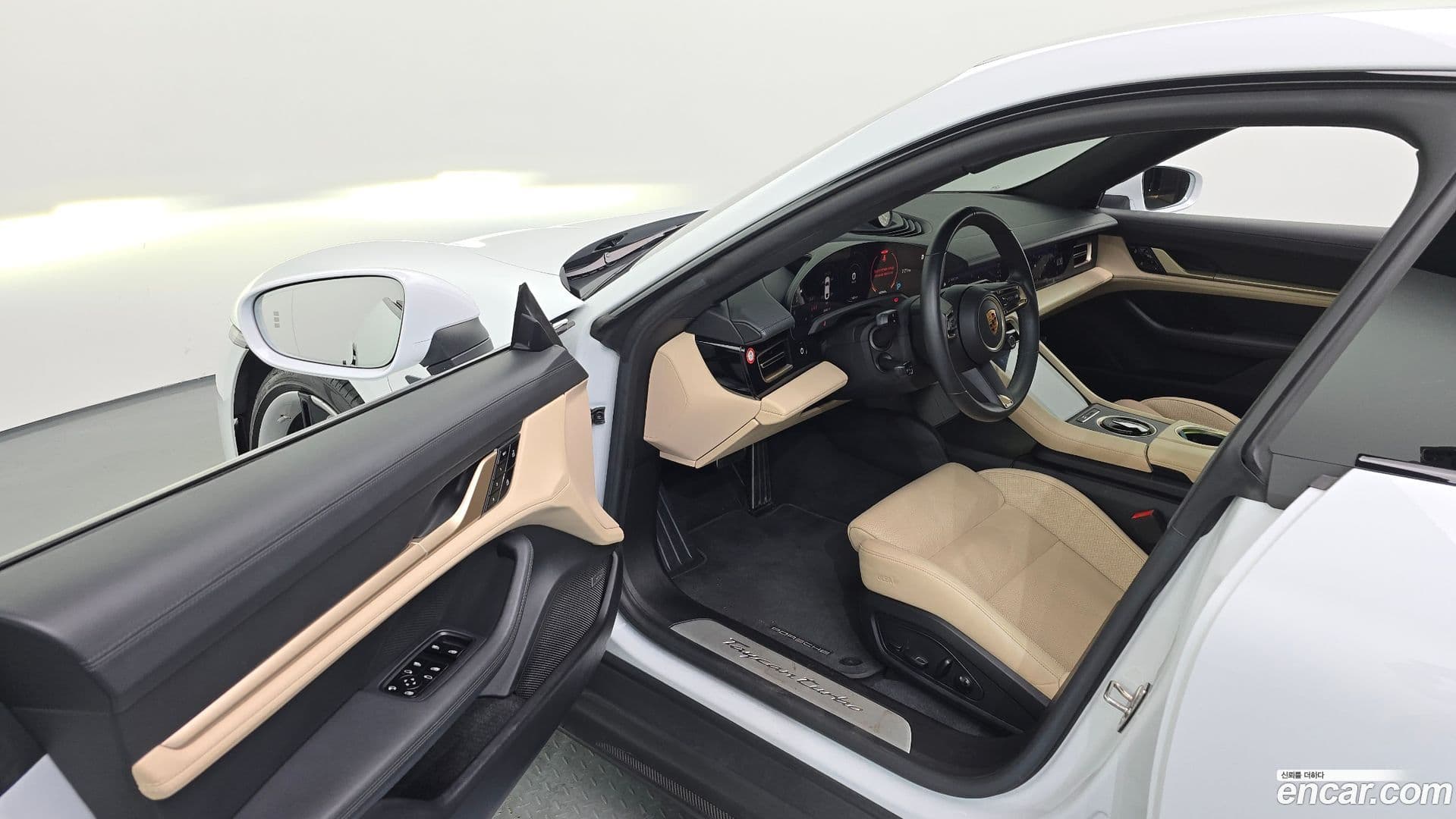 Main__Slider__Photo:Taycan Porsche 2021.5-9