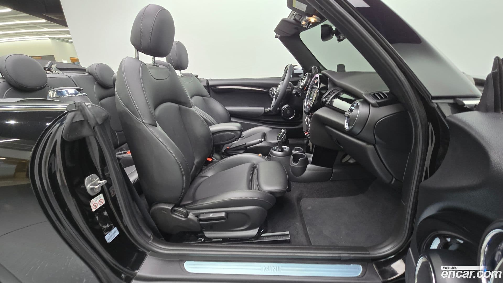 Main__Slider__Photo:Cooper Convertible Mini 2020.8-10