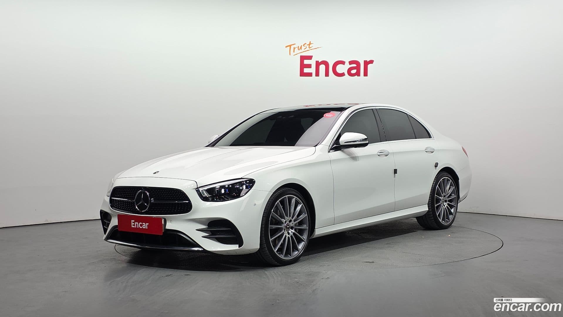 Main__Slider__Photo:E-Class Mercedes-Benz 2022.3-0