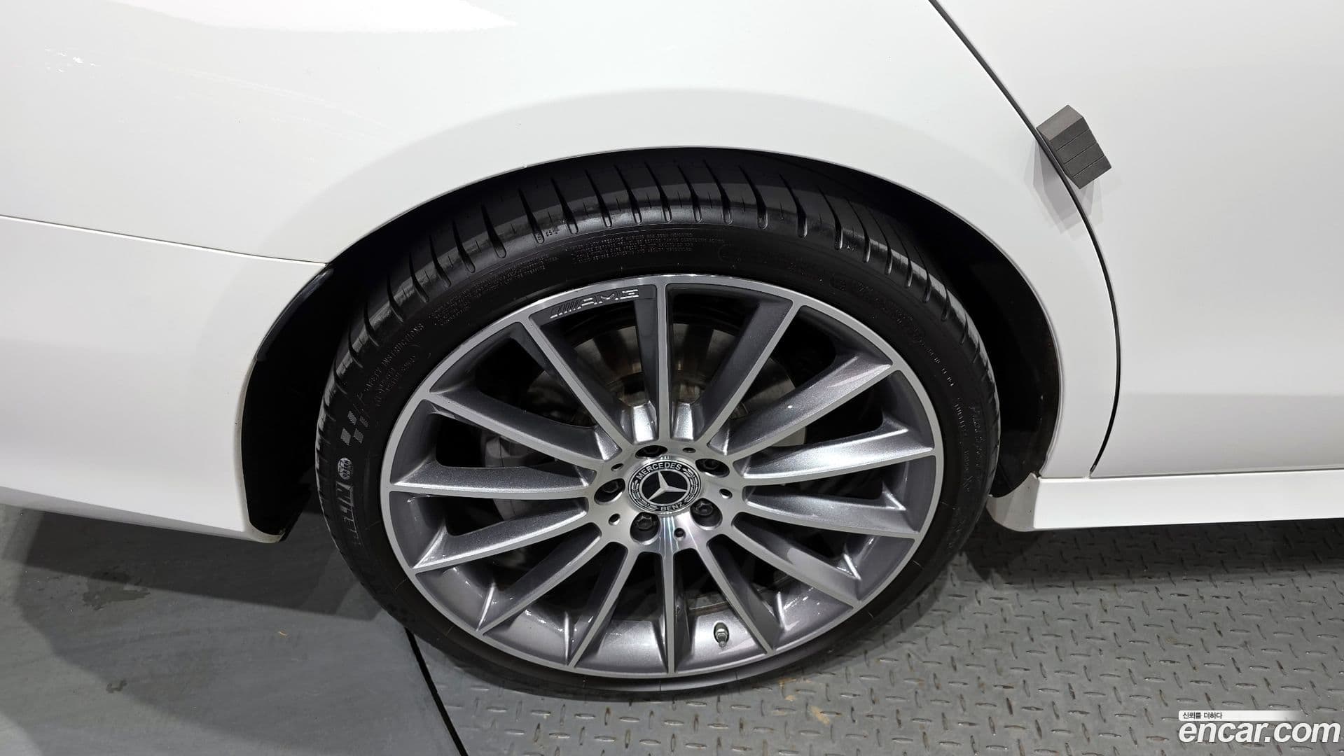 Main__Slider__Photo:E-Class Mercedes-Benz 2022.3-4