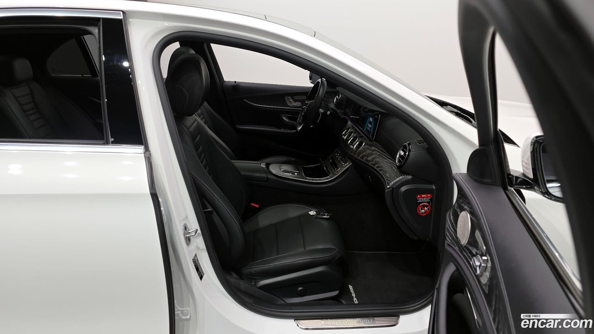 Main__Slider__Photo:E-Class Mercedes-Benz 2022.3-10