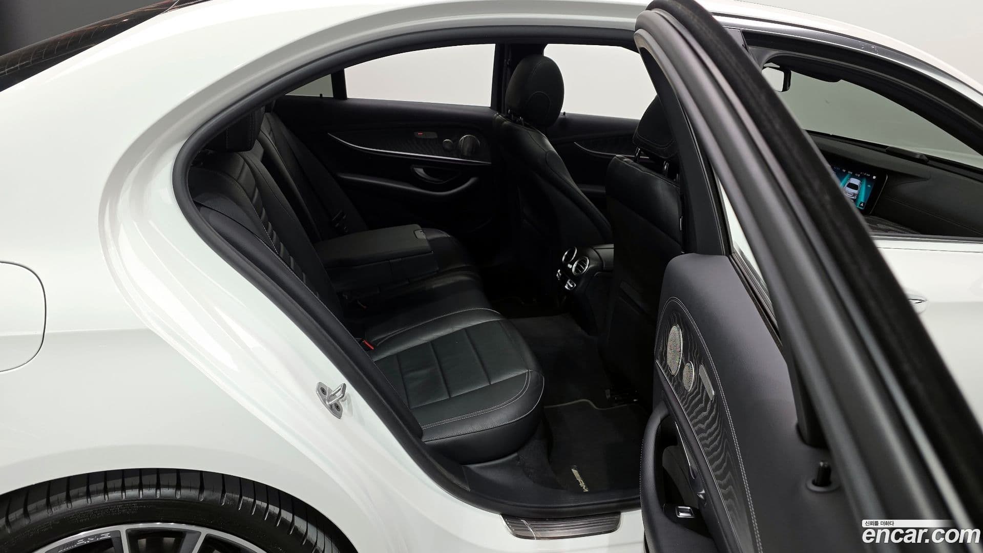 Main__Slider__Photo:E-Class Mercedes-Benz 2022.3-11