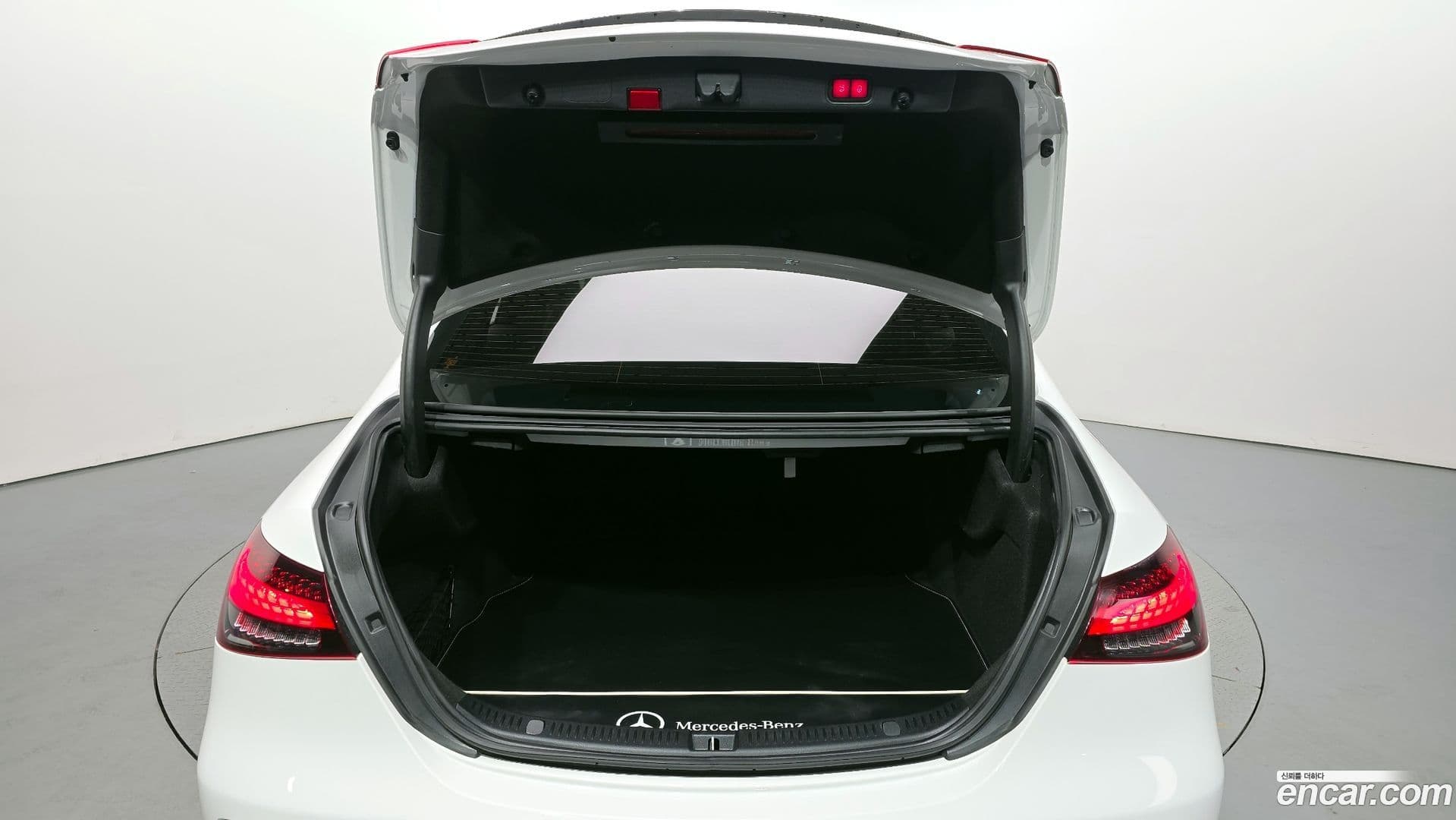 Main__Slider__Photo:E-Class Mercedes-Benz 2022.3-19